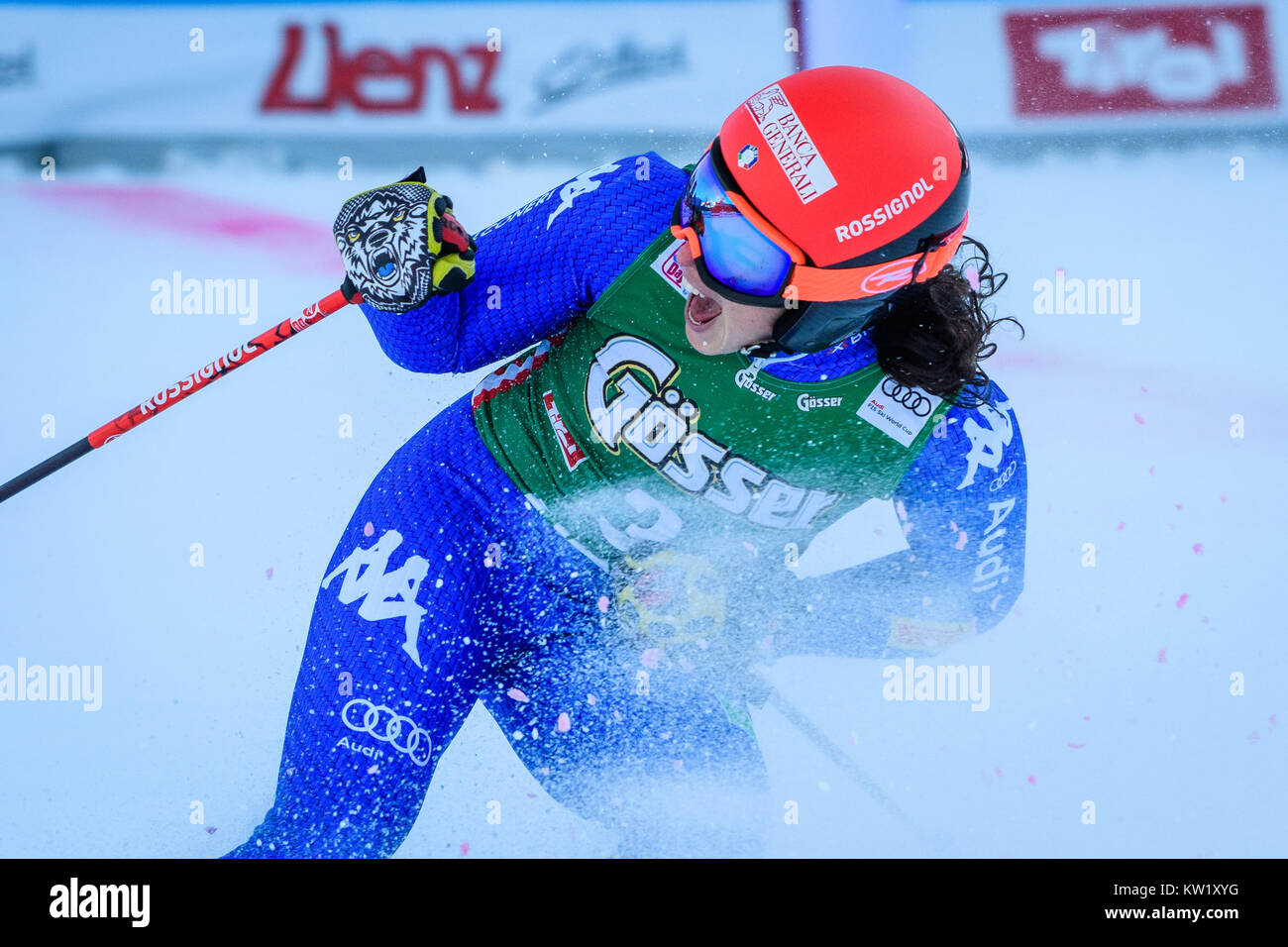 Lienz, Österreich. 29 Dez, 2017. Frederica Brignone von Italien feiert im Zielbereich der FIS Weltcup Damen Riesenslalom in Lienz, Österreich am 29. Dezember 2017. Credit: Jure Makovec/Alamy leben Nachrichten Stockfoto