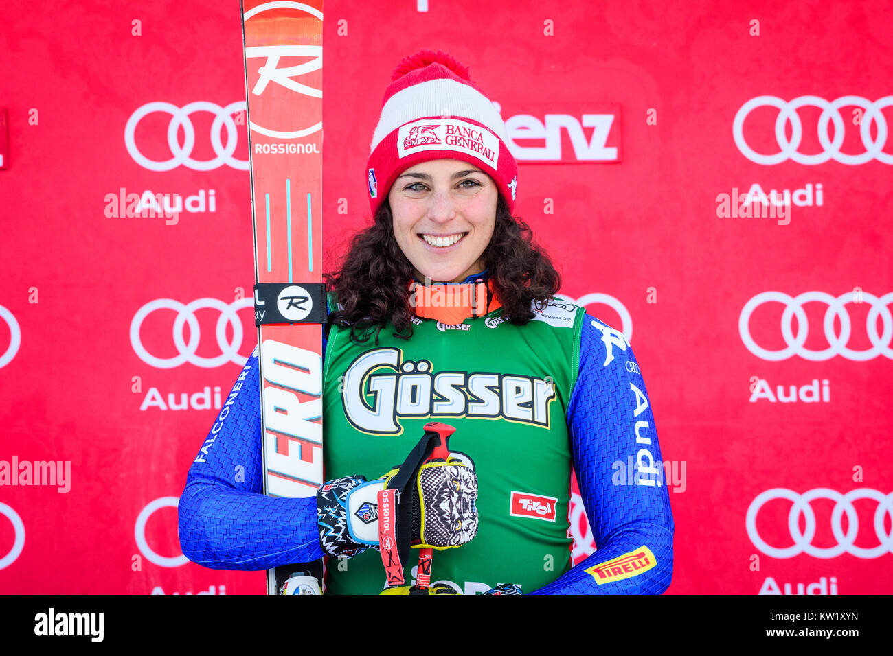 Lienz, Österreich. 29 Dez, 2017. Frederica Brignone Italiens Lächeln auf dem Podium, nachdem er die FIS Weltcup Damen Riesenslalom in Lienz, Österreich am 29. Dezember 2017. Credit: Jure Makovec/Alamy leben Nachrichten Stockfoto