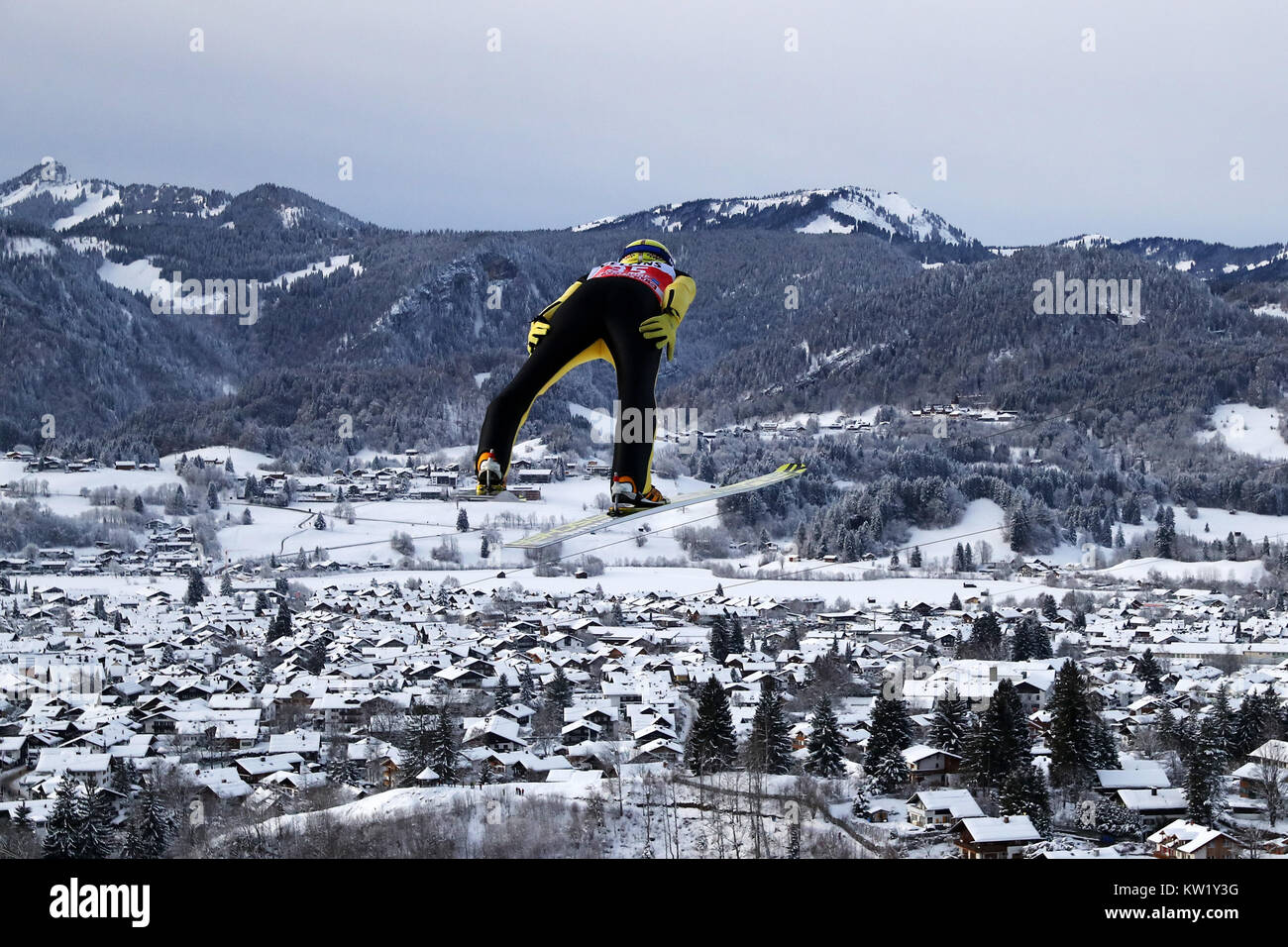 Oberstdorf, Deutschland. 29 Dez, 2017. Die japanische Skispringer Noriaki Kasai Züge springen bei der Vierschanzentournee in Oberstdorf, Deutschland, 29. Dezember 2017. Quelle: Angelika Warmuth/dpa/Alamy leben Nachrichten Stockfoto