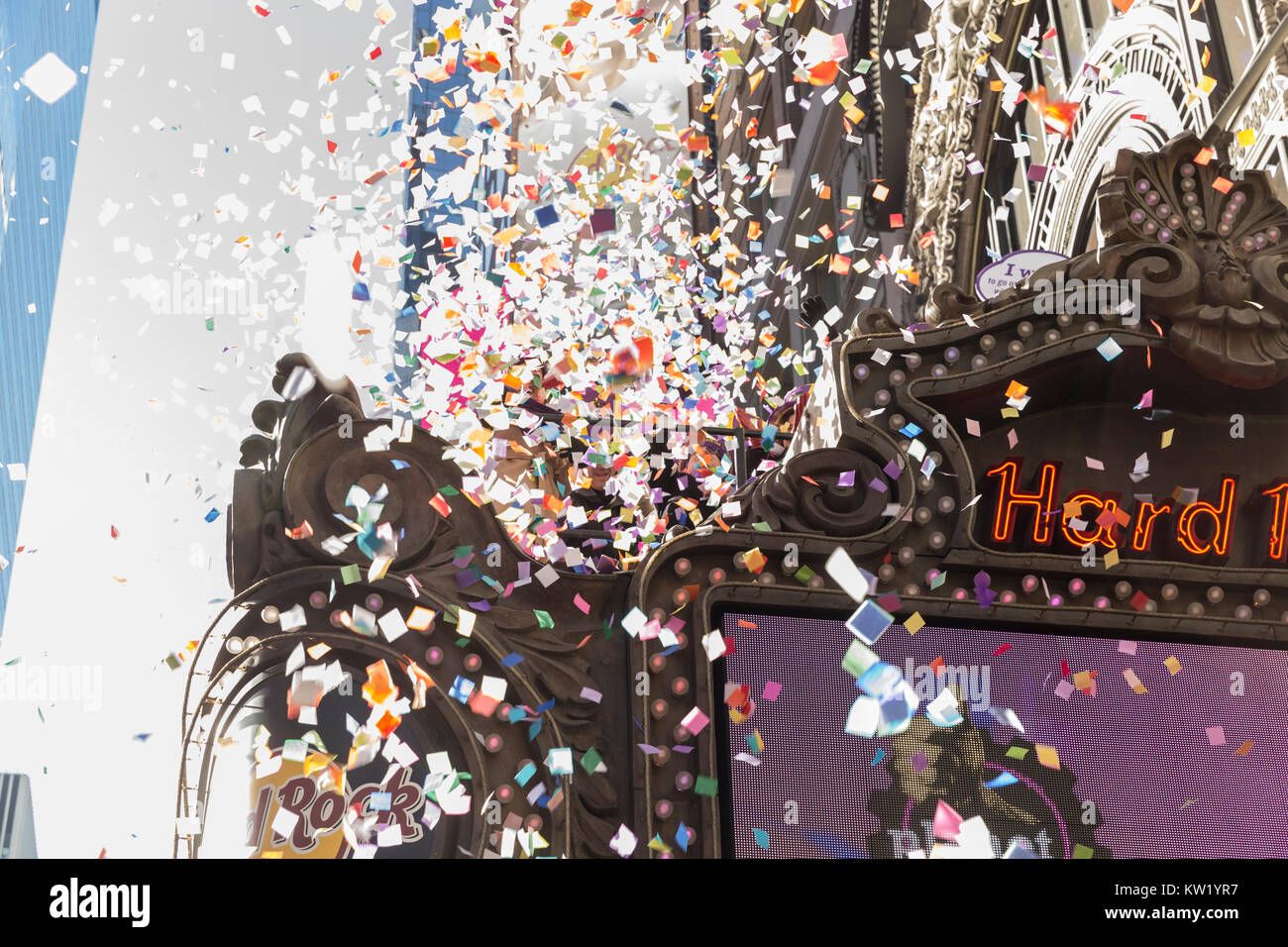 New York, NY - 29. Dezember 2017: Konfetti herrscht während der Prüfung der Kreditwürdigkeit von Konfetti auf dem Times Square für neues Jahr Feier von oben aus Hard Rock Cafe Festzelt Stockfoto