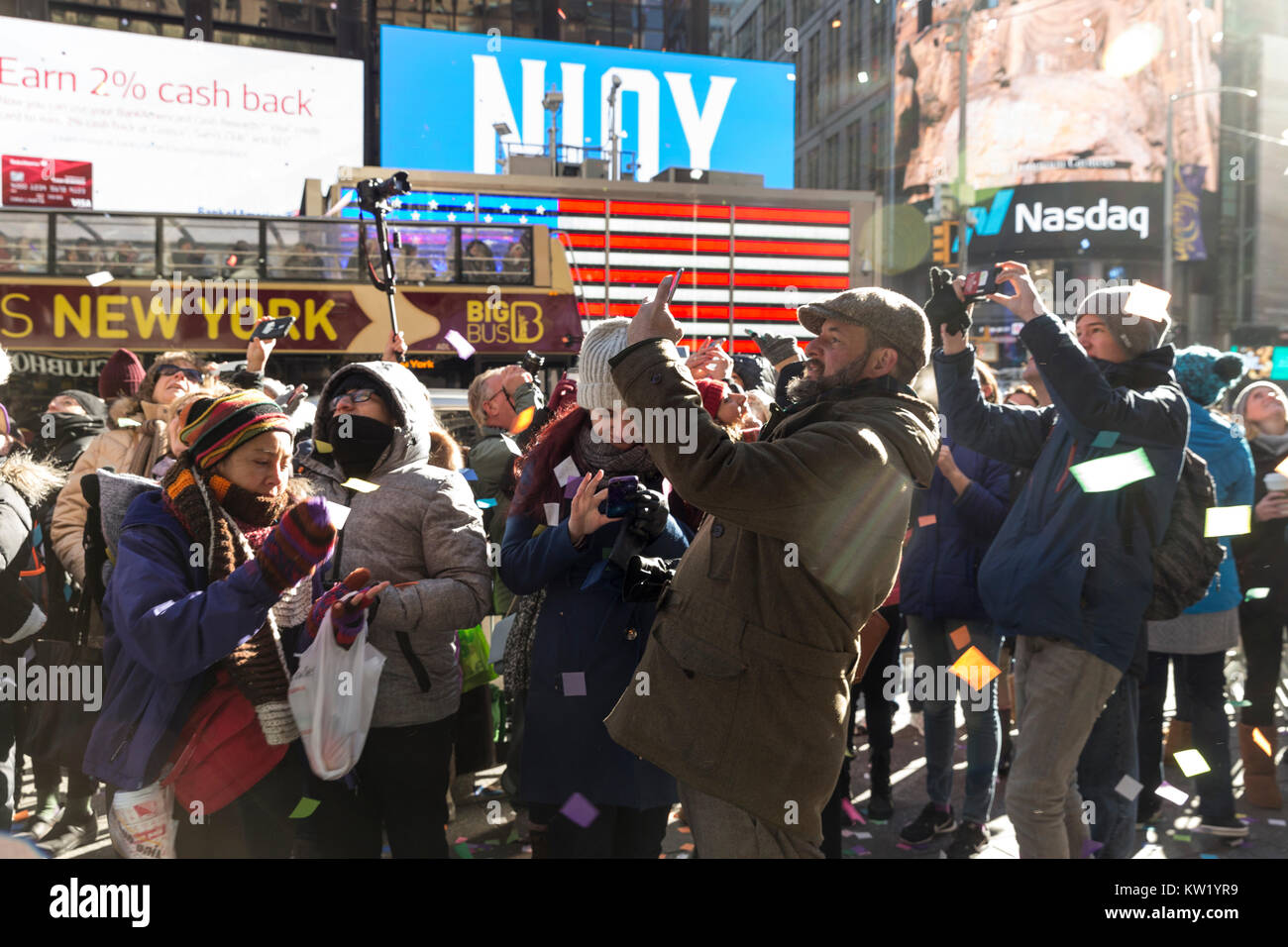New York, NY - 29. Dezember 2017: Nachtschwärmer Bilder während der Prüfung der Kreditwürdigkeit von Konfetti auf dem Times Square für neues Jahr Feier nehmen von oben aus Hard Rock Cafe Festzelt Stockfoto