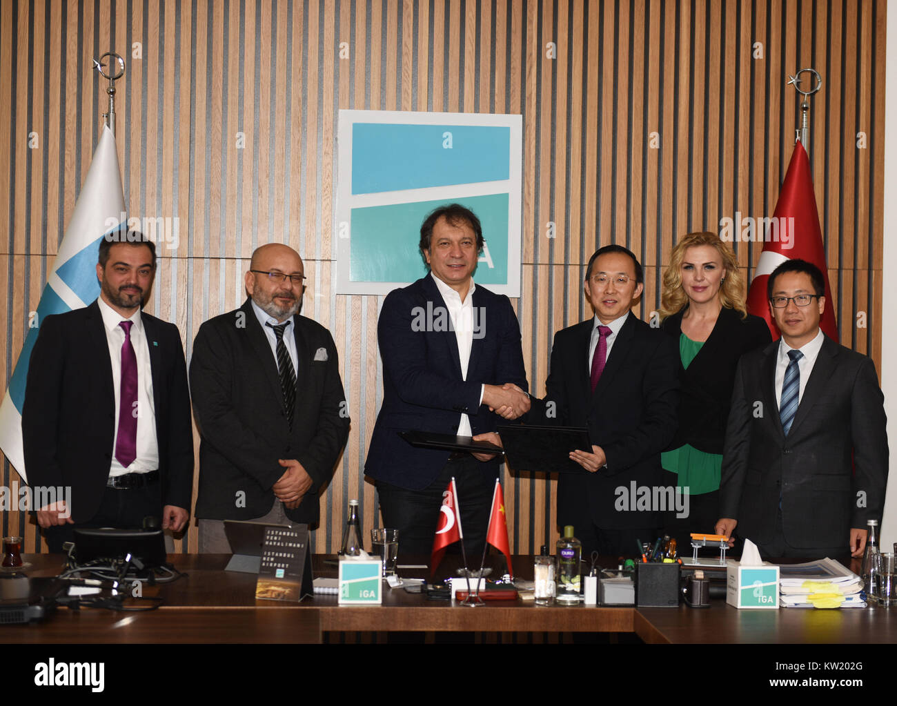 (171229) - Istanbul, Dez. 29, 2017 (Xinhua) - Vertreter aus Istanbul Grand Flughafen Bau und Nuctech Company Limited besuchen eine Unterzeichnung in Istanbul, Türkei, am 04.12.29., 2017. Das Istanbul neue Flughafen gebaut am Freitag vereinbart, Sicherheit und Inspektion von Anlagen Nuctech Company Limited, einem chinesischen Unternehmen, die in diesem Service zu installieren. (Xinhua / Er Canling) Stockfoto