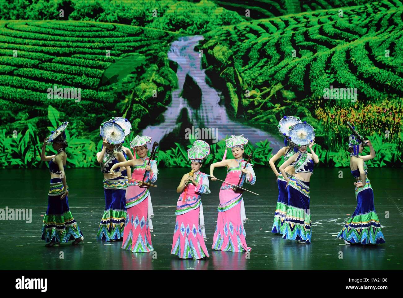 Kunming, Provinz Yunnan in China. 29 Dez, 2017. Tänzer während des 10. China Gold Record Preisverleihung in Yunnan Grand Theatre in Kunming, Provinz Yunnan im Südwesten Chinas, Dez. 29, 2017. Die 10. China Gold Record Preisverleihung ehren Datensätze zwischen 2013 und 2017 erstellt und Künstler in 20 Kategorien. Credit: Yang Zongyou/Xinhua/Alamy leben Nachrichten Stockfoto