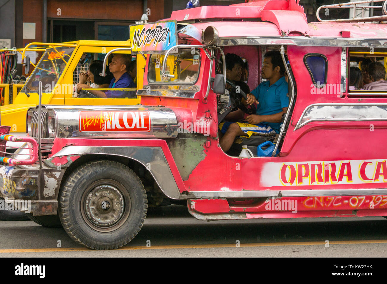 Cebu City, Philippinen. 30. Dezember, 2017. Ab Januar 2018 das Verkehrsministerium (DOTr) in den Philippinen beginnen Jeepneys, die mindestens 15 Jahre alt von Straßen als Teil der Transport des Modernisierungsprogramms der Regierung zu entfernen. Die PUV Modernisierung Programm soll Phase alte und verfallene Jeepneys heraus und ersetzen Sie sie mit einer hohen Qualität der Verkehrssysteme, die sind umweltfreundlich und verfügen über mehr Kapazität. Quelle: bildergallerie 2/Alamy leben Nachrichten Stockfoto