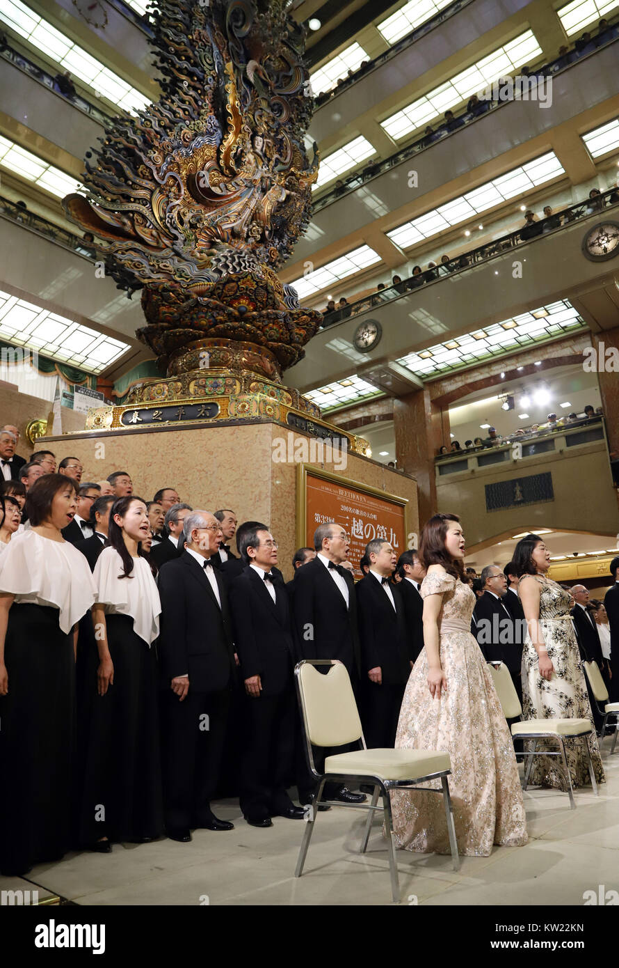 Toyota, Japan. 29 Dez, 2017. Etwa 210 Chorus Gruppe Sänger durchführen, Beethovens Symphonie Nr. 9 "Choral" Käufer an dem Mitsukoshi Kaufhaus in Tokio am Freitag zu gewinnen, 29. Dezember 2017. Das Kaufhaus statt die 32. jährliche Konzert für das Jahresende Shopper. Credit: Yoshio Tsunoda/LBA/Alamy leben Nachrichten Stockfoto