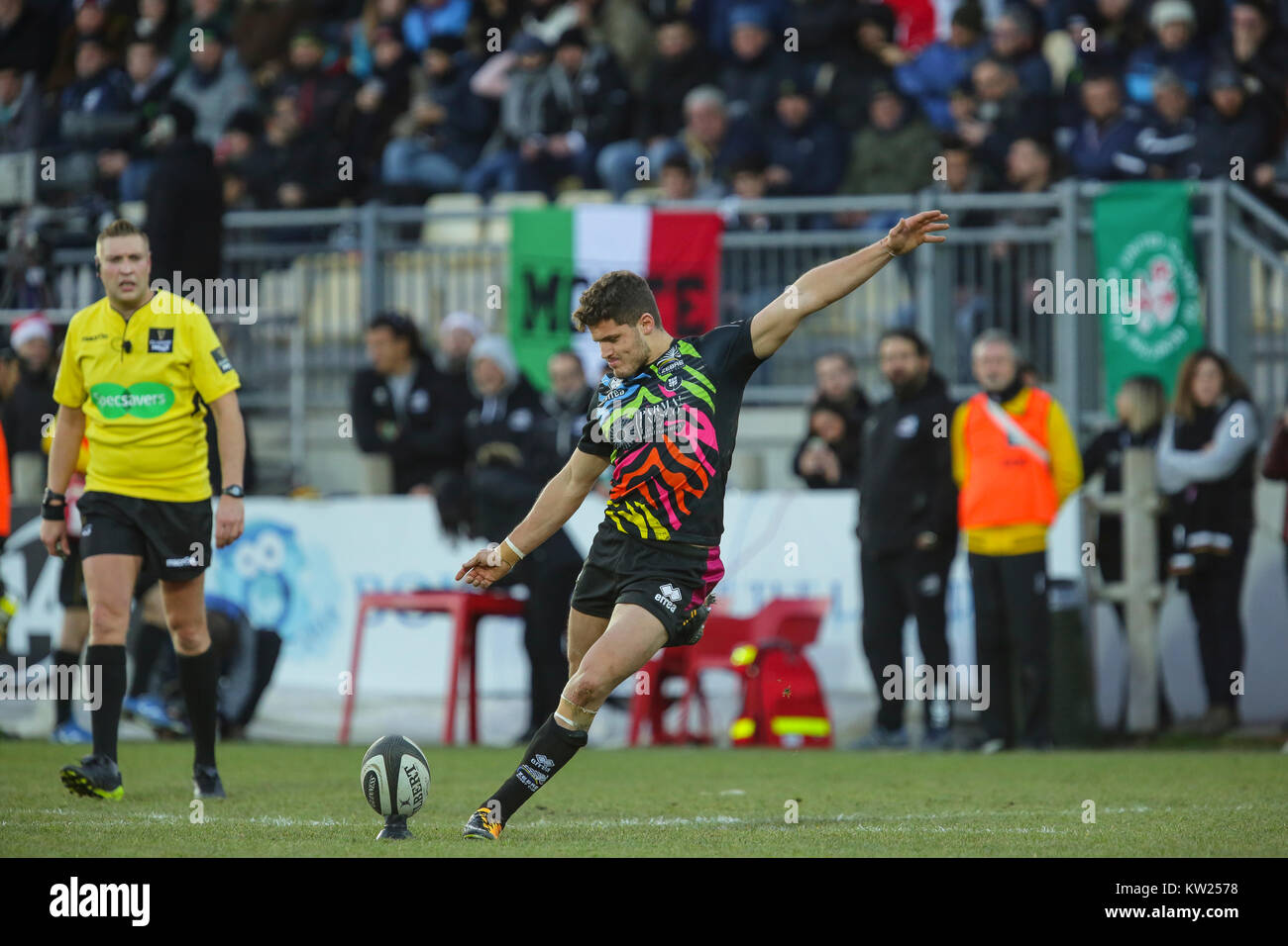 Parma, Italien. Zum 30. Dezember 2017. Zebre's Scrum Hälfte Marcello Violi tritt für die drei Punkte in der italienischen Derby gegen Benetton Treviso in Guinness PRO 14 2017/2018. Massimiliano Carnabuci/Alamy leben Nachrichten Stockfoto