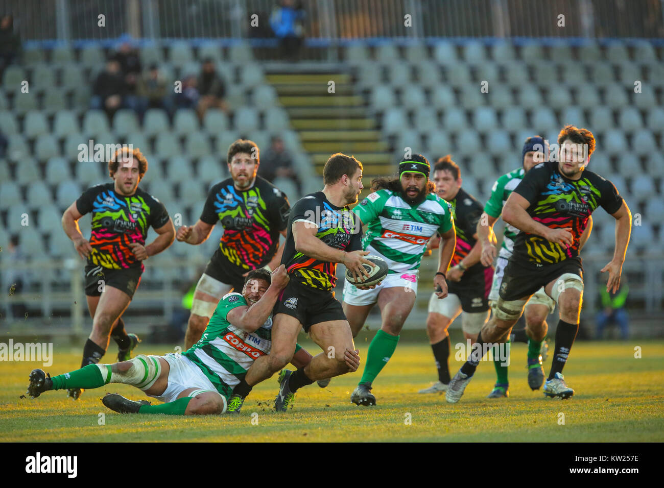 Parma, Italien. Zum 30. Dezember 2017. Zebre's Captain Tommaso Castello sucht Unterstützung im Spiel gegen Benetton Treviso in Guinness PRO 14 2017/2018. Massimiliano Carnabuci/Alamy leben Nachrichten Stockfoto