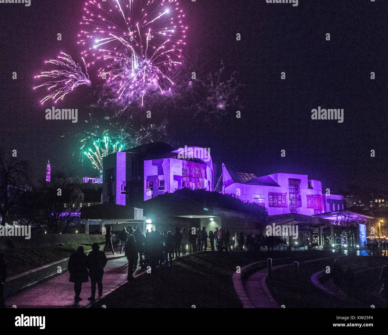 Edinburgh, Großbritannien. 30 Dez, 2017. Edinburgh's Hogmanay Feiern beginnen mit dem traditionellen torchlit Prozession. In diesem Jahr die Route endet außerhalb des Schottischen Parlaments in Holyrood, wo ein Wort von den jungen Menschen in Schottland gewählt, dass macht Sie Stolz in dem Land zu leben, die von Tausenden von fackelträger offenbart wird. Im Bild: Feuerwerk über dem Schottischen Parlament Credit: Rich Dyson/Alamy leben Nachrichten Stockfoto