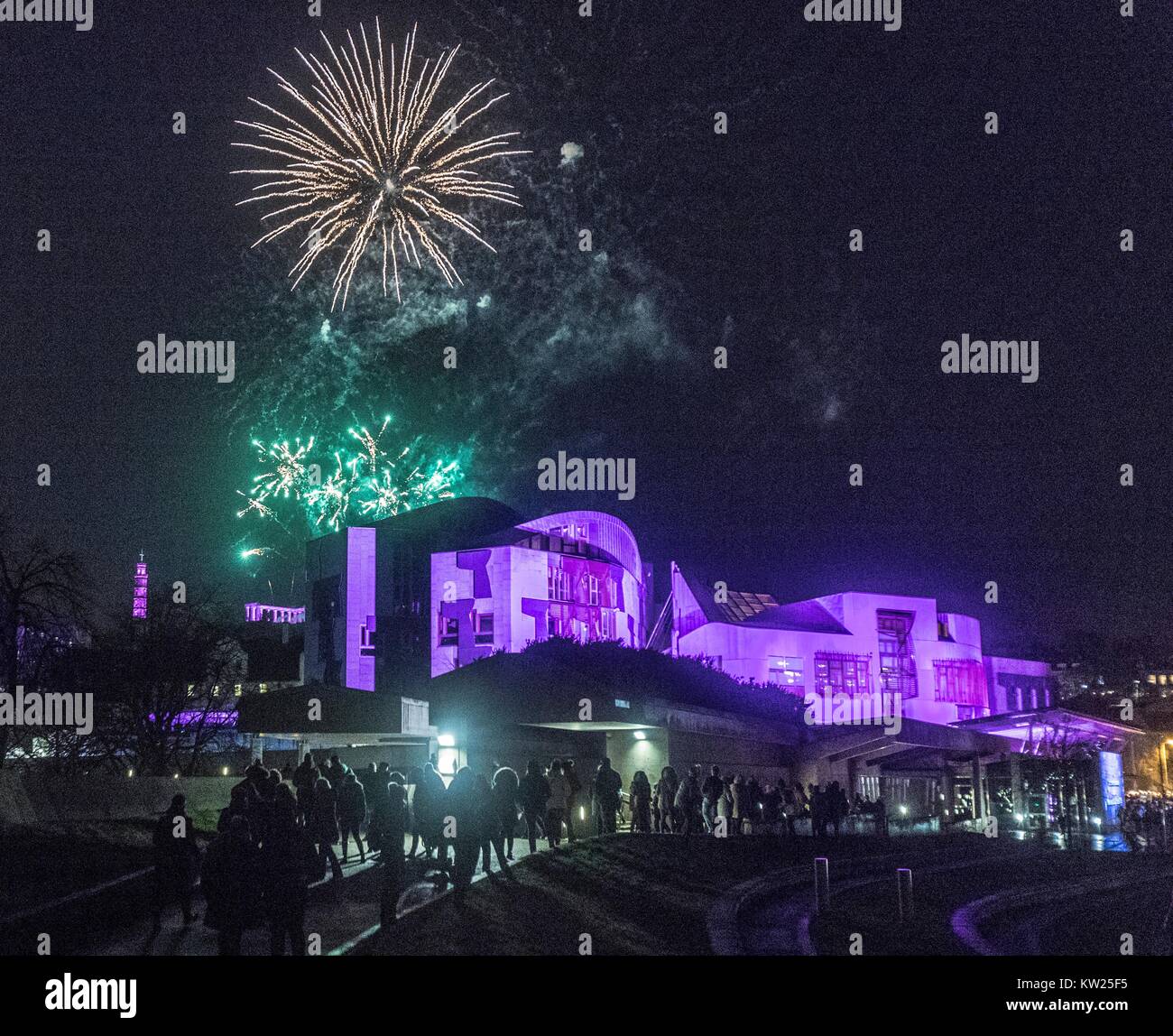 Edinburgh, Großbritannien. 30 Dez, 2017. Edinburgh's Hogmanay Feiern beginnen mit dem traditionellen torchlit Prozession. In diesem Jahr die Route endet außerhalb des Schottischen Parlaments in Holyrood, wo ein Wort von den jungen Menschen in Schottland gewählt, dass macht Sie Stolz in dem Land zu leben, die von Tausenden von fackelträger offenbart wird. Im Bild: Feuerwerk über dem Schottischen Parlament Credit: Rich Dyson/Alamy leben Nachrichten Stockfoto