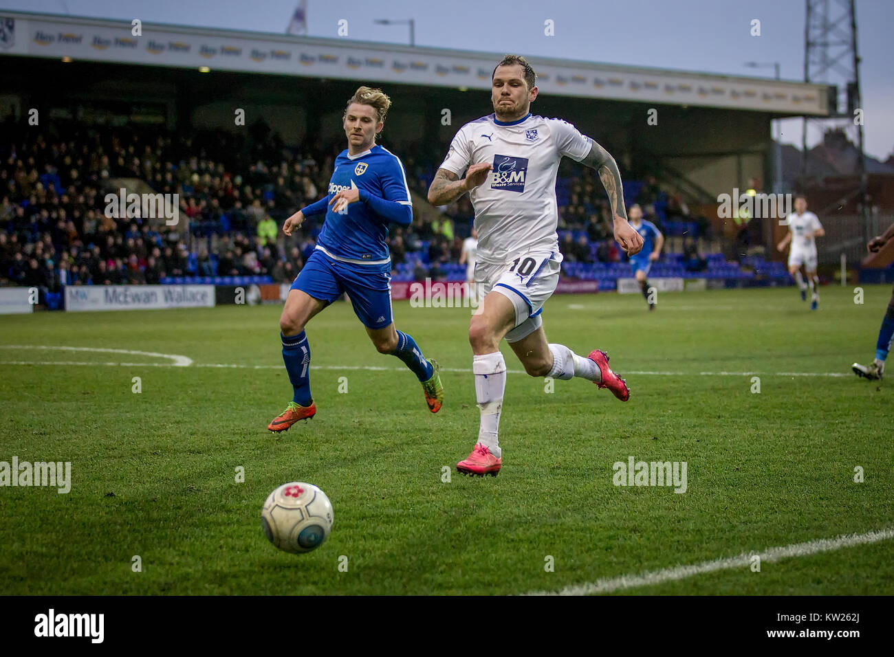Wirral, Merseyside, UK. 30. Dezember, 2017. James Norwood (Tranmere Rovers) läuft zu stoppen, die Kugel heraus gehen und der Unterhalt der Tranmere Rovers Angriff lebendig während der Tranmere Rovers v Guiseley AFC in der Vanarama nationalen Liga Spiel am Samstag, den 30. Dezember 2017 in Prenton Park, Werben, die Wirral, Merseyside. Foto von Mark P Doherty. Credit: Gefangen Light Fotografie begrenzt/Alamy leben Nachrichten Stockfoto