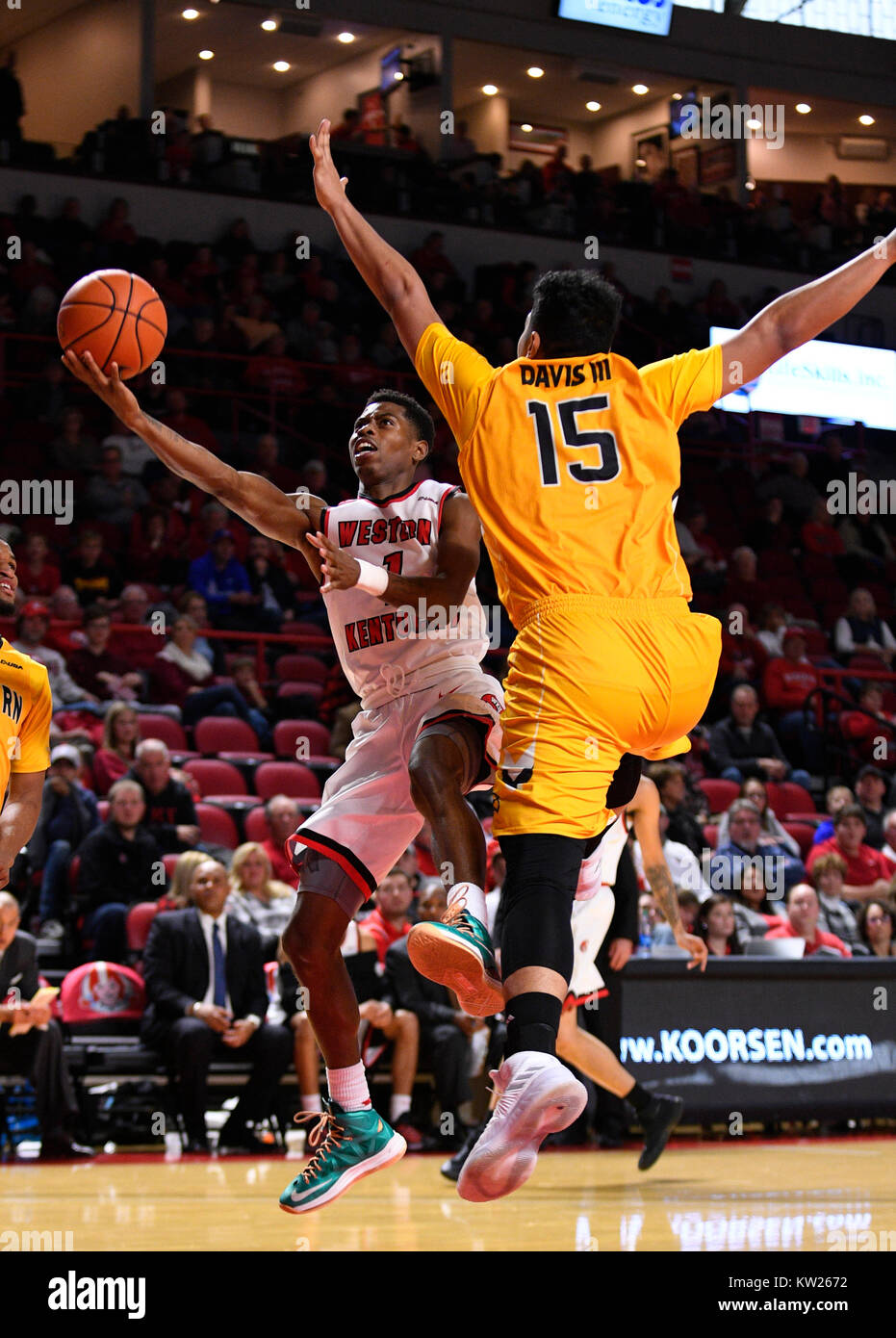 Bowling Green, KY, USA. 30 Dez, 2017. KY USA Western Kentucky Hilltoppers guard Lamonte Bearden (1) gehen nach oben und unter die Arme des südlichen Fräulein goldenen Adler, Eddie Davis III (15) in der zweiten Hälfte zwischen den südlichen Fräulein Steinadler und die westlichen Kentucky Hilltoppers an E. A. Diddle Arena in Bowling Green, KY. (Foto: Steve Roberts/Cal Sport Media) Credit: Csm/Alamy leben Nachrichten Stockfoto