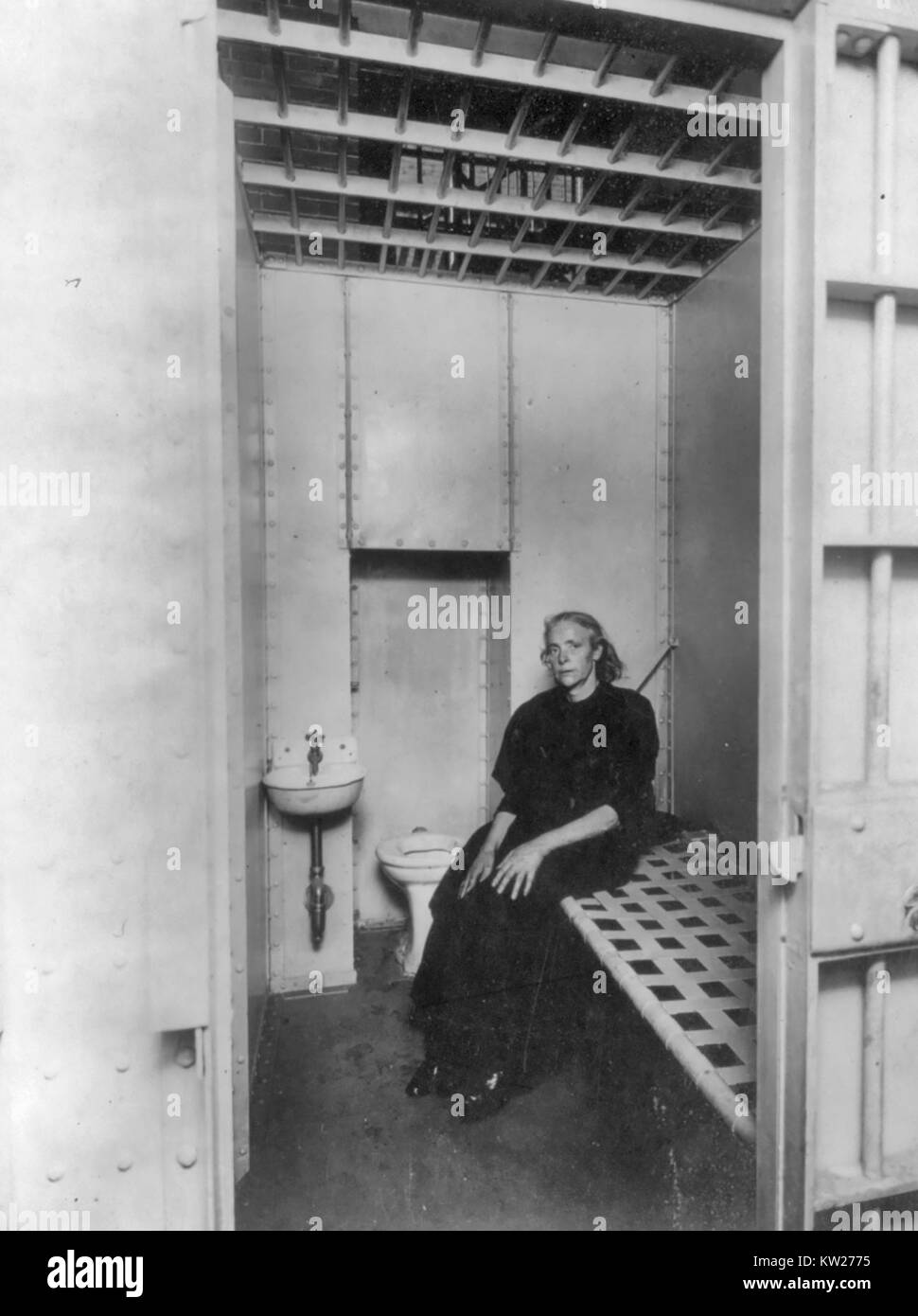 New York City Polizei Abt., 1909: 'drunken Frau' in neuen Filet station Zelle, Kinderbett, Toilette und ein Waschbecken mit fließendem Wasser. 1909 Stockfoto