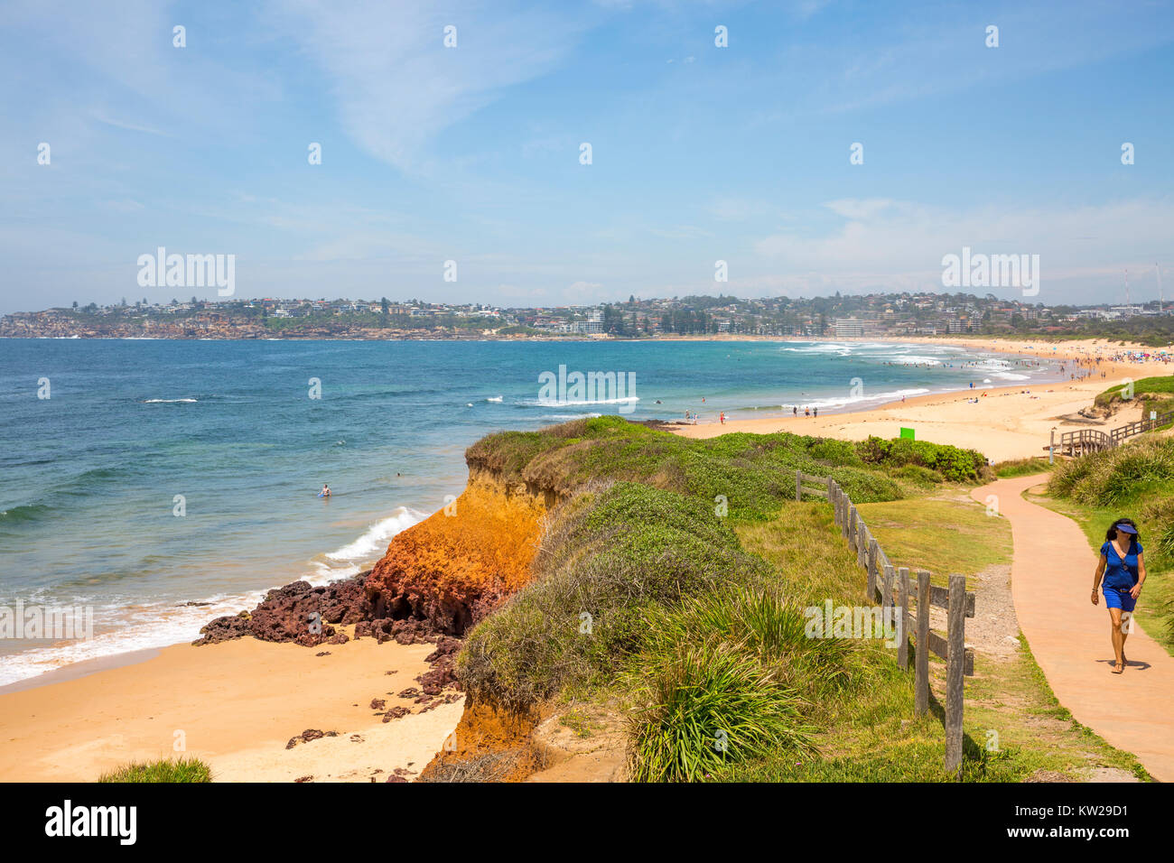 Zweihundertjähriger Küstenwanderweg, der entlang des Long Reef Beach in Richtung Süden Richtung Dee Why an den nördlichen Stränden von Sydney, New South Wales in Australien, blickt Stockfoto