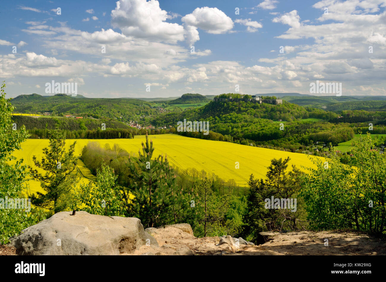 Elbsandsteingebirge, die Festung von König Stein aus der Sicht des Kleinen Bären Stein, Festung Königstein in der Ansicht vom Kleinen Bärenstein Stockfoto