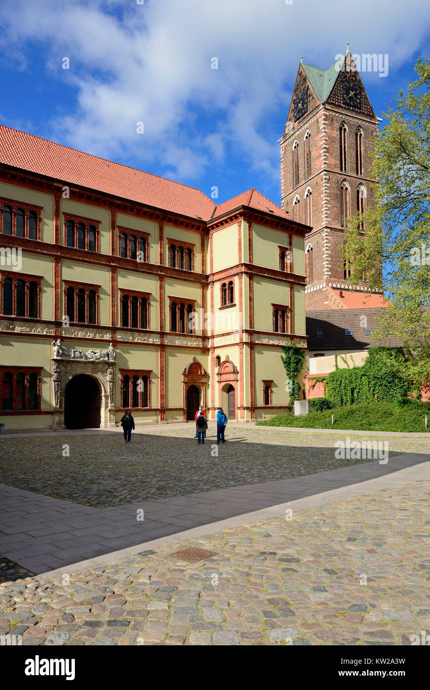 Wismar, Renaissance bau Prinz jetzt Amtsgericht und Kirchturm St. Marien, Renaissancebau Fürstenhof jetzt Amtsgericht und Kirchturm Stockfoto