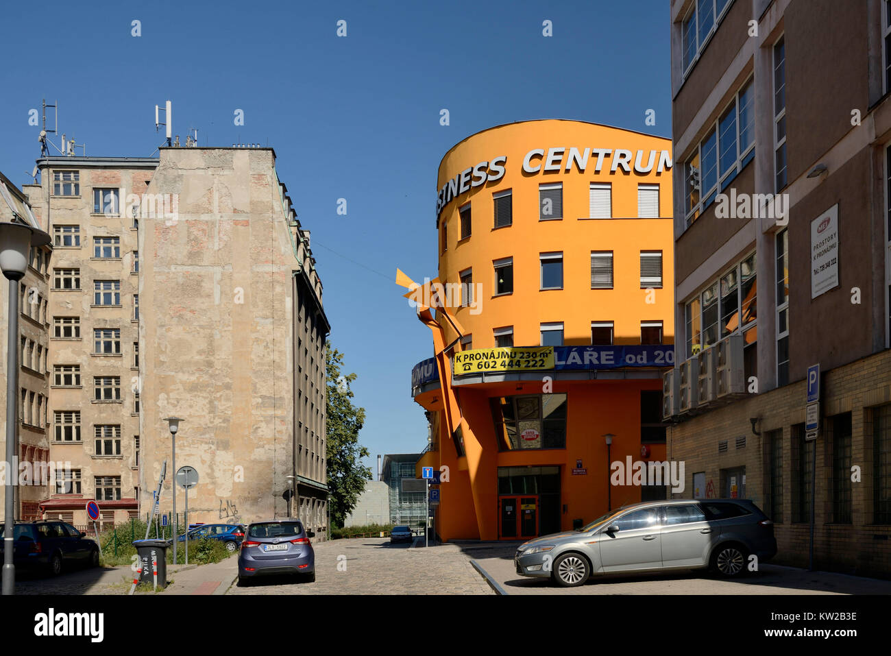 Liberec, altes Gebäude und neue Gebäude in der Straße Reznick??, Altbau und Neubau in der Straße Reznická Stockfoto