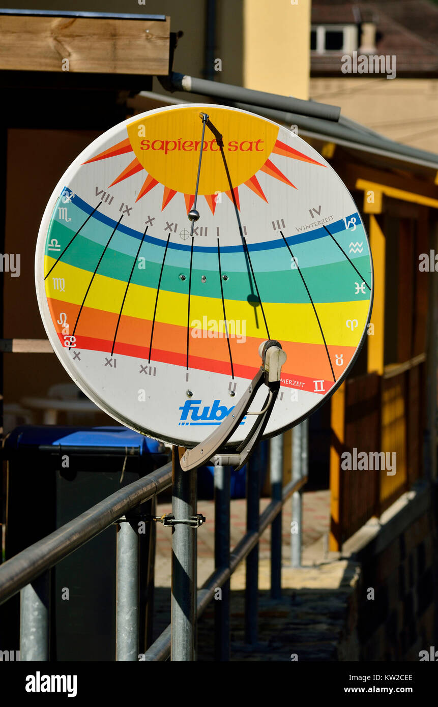 Solar Wecker, Parabolspiegel mit solar Wecker, Sonnenuhr, Parabolspiegel mit Sonnenuhr Stockfoto