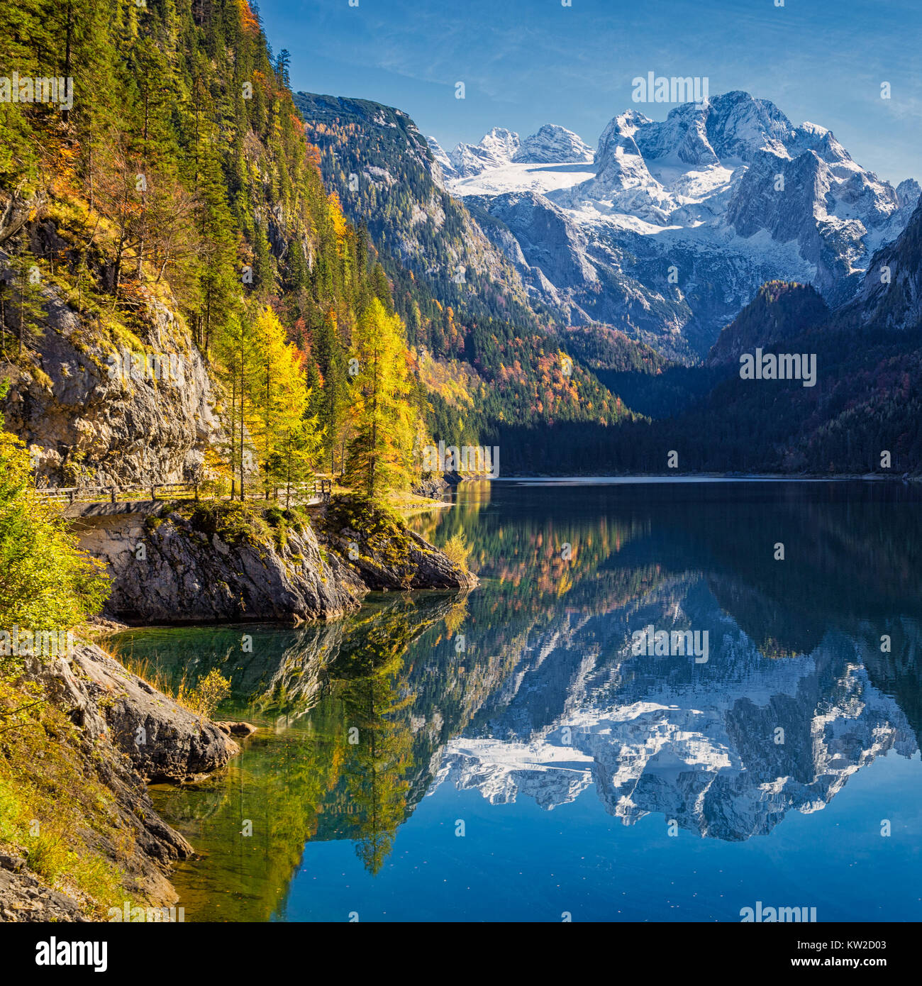 Schöne Aussicht auf die idyllische bunte Herbstlandschaft mit Dachstein Gipfel reflektieren im kristallklaren Bergsee der Gosausee im Herbst, Österreich Stockfoto