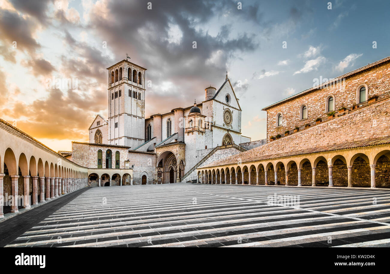Berühmte Basilika des Heiligen Franziskus von Assisi (Basilica Papale di San Francesco) mit Lower Plaza bei Sonnenuntergang in Assisi, Umbrien, Italien Stockfoto