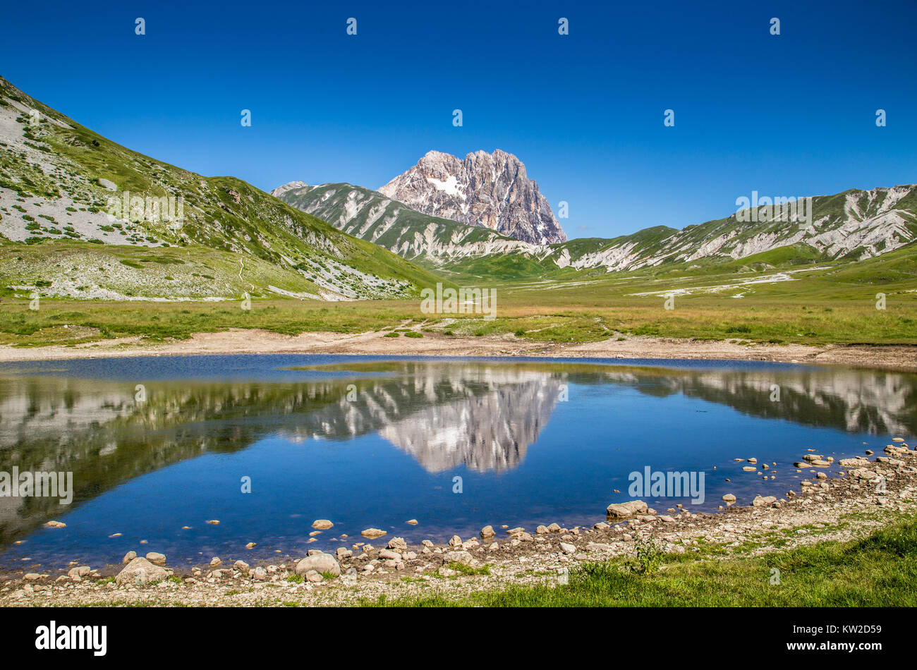 Wunderschöne Landschaft mit Gran Sasso d ' Italia Höhepunkt im Campo Imperatore Plateau in den Apennin, Abruzzen, Italien Stockfoto