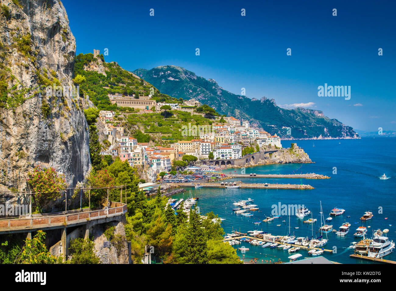 Malerischen Postkarten-Blick auf den schönen Amalfi am berühmten Amalfiküste mit Golf von Salerno, Kampanien, Italien Stockfoto