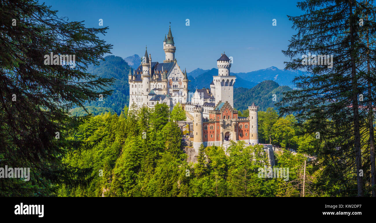 Schöne Aussicht auf die weltberühmten Schloss Neuschwanstein, dem neunzehnten Jahrhundert Neoromanischen Palast für König Ludwig II. erbaut auf einem schroffen Klippen, Witz Stockfoto
