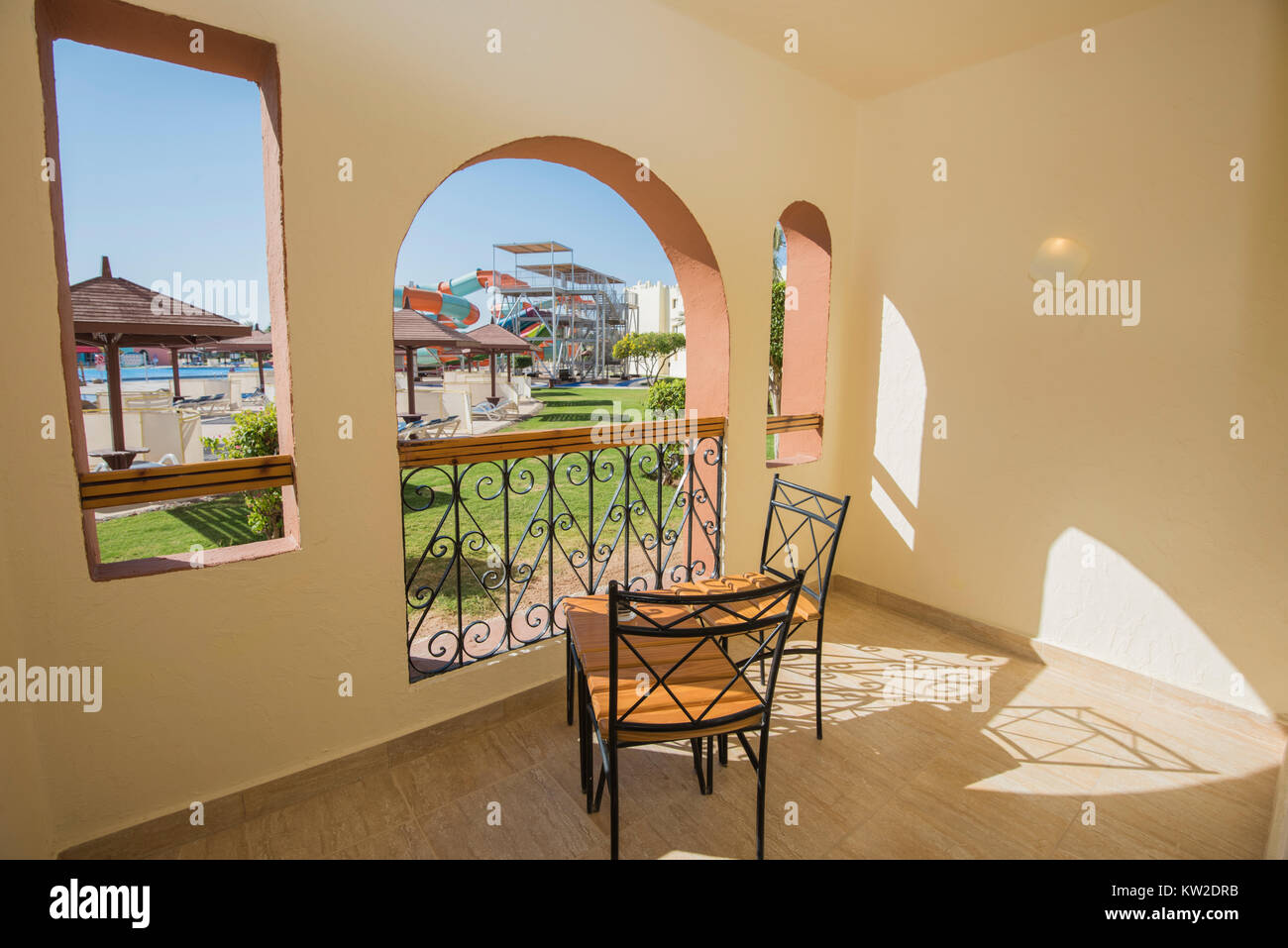 Sicht vom Balkon Terrasse von Luxus Hotel Resort Zimmer mit Schwimmbad Aqua Park und Gärten Stockfoto