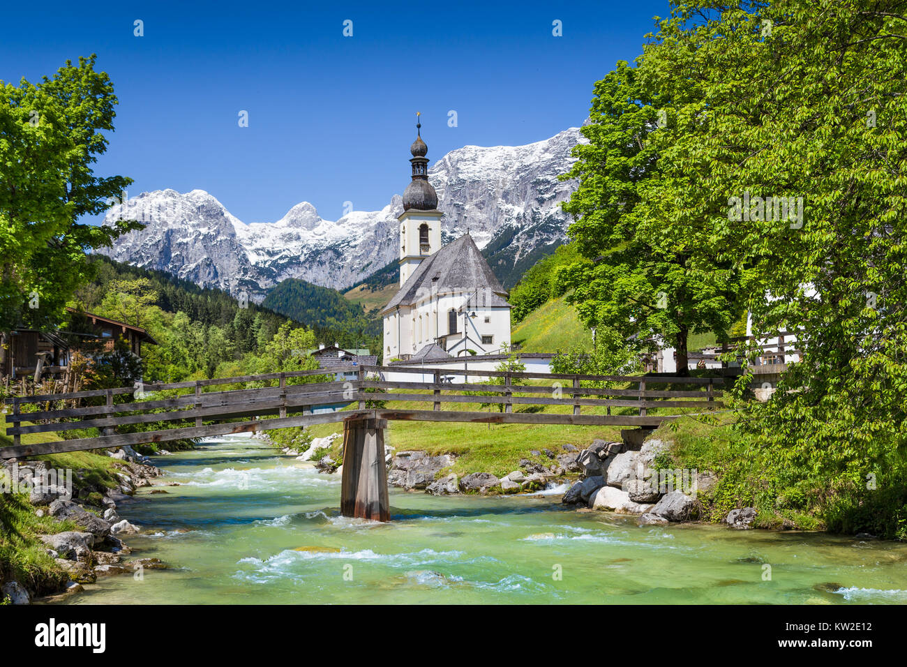 Malerische Berglandschaft in den Bayerischen Alpen mit berühmten Pfarrkirche St. Sebastian in der Gemeinde Ramsau, Nationalpark Berchtesgadener Land Stockfoto