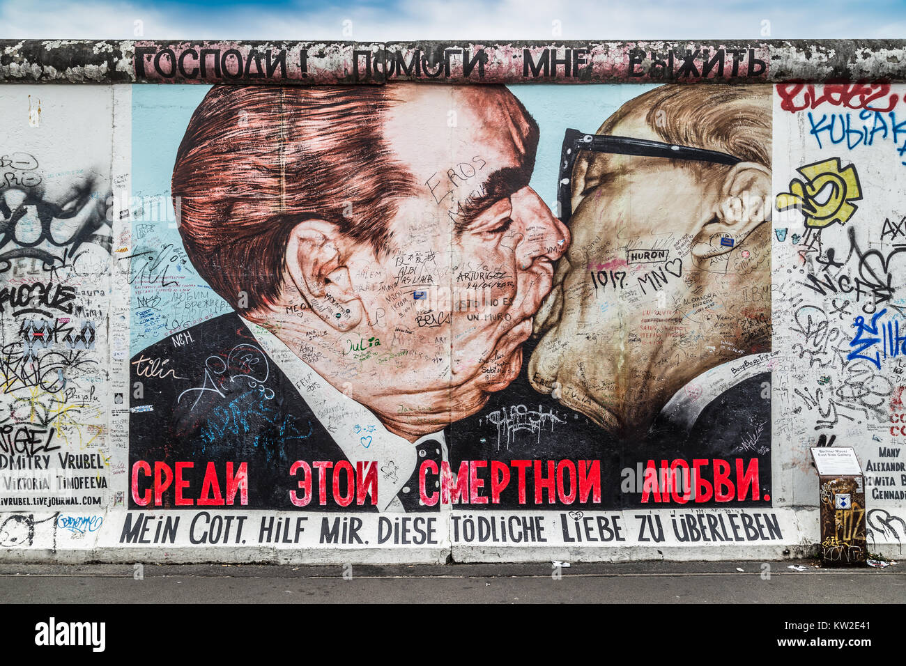 BERLIN, DEUTSCHLAND - 12. Juli: Street Art Graffiti Gemälde "Der Kuss" von Dimitri Vrubel an der berühmten East Side Gallery, der längsten erhaltenen Teil des Stockfoto