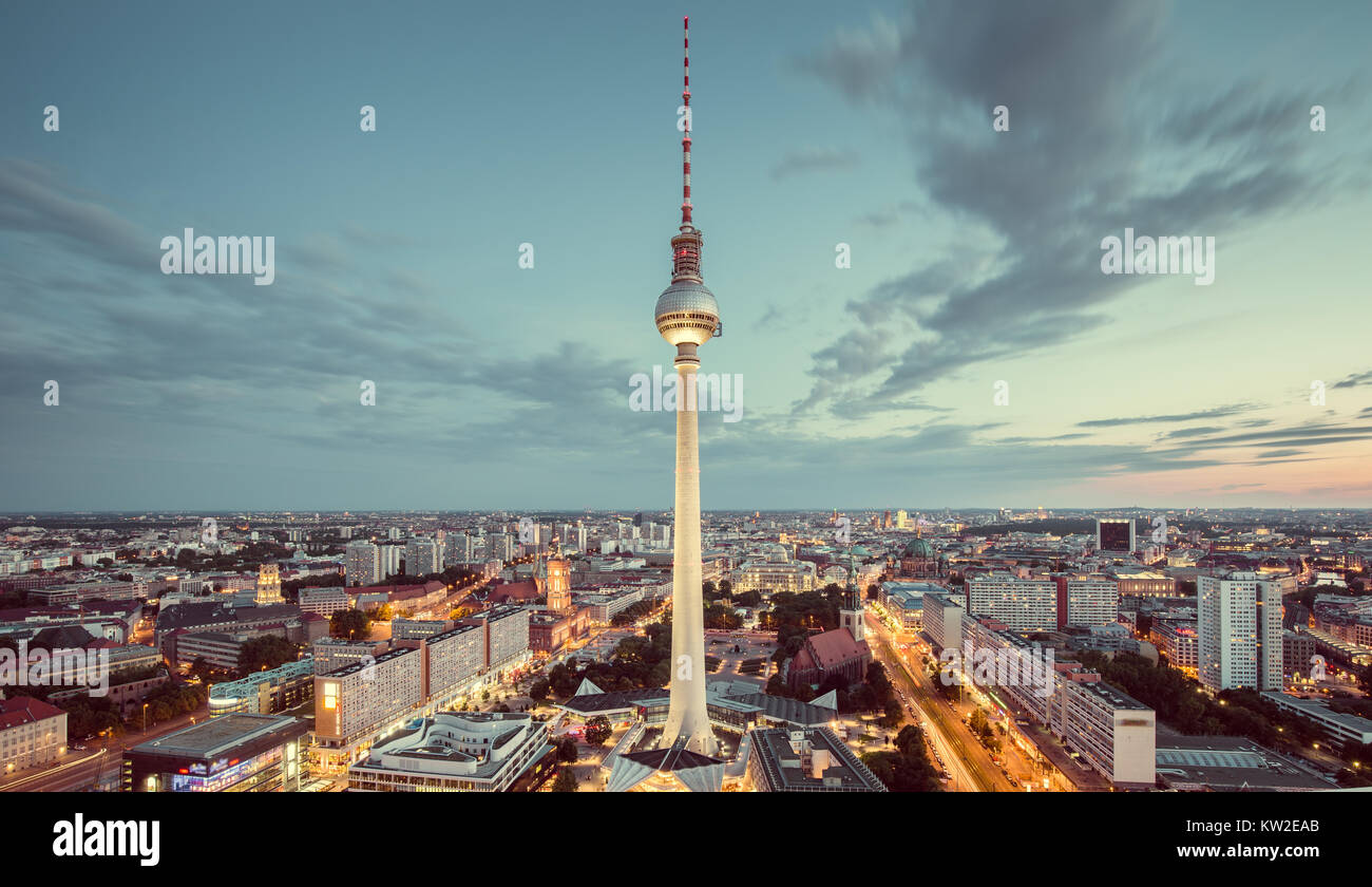 Luftaufnahme des Berliner Skyline mit dem berühmten Fernsehturm am Alexanderplatz und dramatische cloudscape in der Dämmerung während der Blauen Stunde in der Dämmerung mit Retro Vintage I Stockfoto