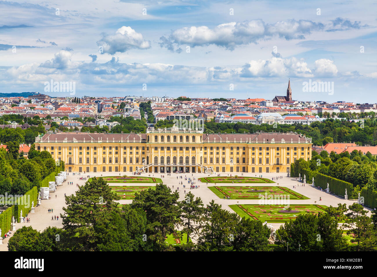 Klassische Ansicht des berühmten Schloss Schönbrunn mit malerischen großen Parterres Garten an einem schönen sonnigen Tag mit blauem Himmel und Wolken im Sommer, Wien, Österreich Stockfoto