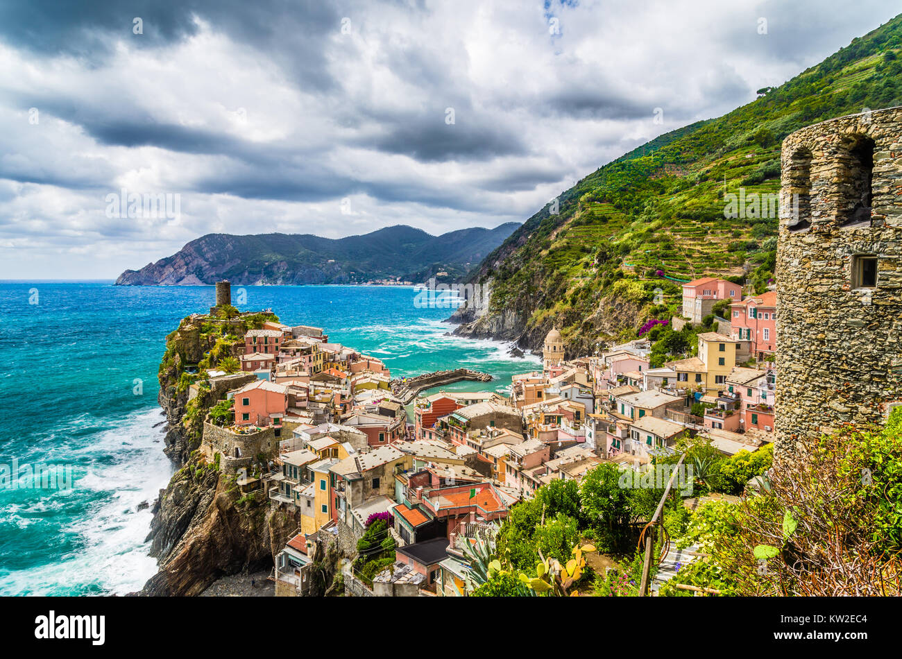 Schöne Aussicht von Vernazza, eines der fünf berühmten Fischer Dörfer der Cinque Terre mit dramatischen Wolkengebilde in Ligurien, Italien Stockfoto