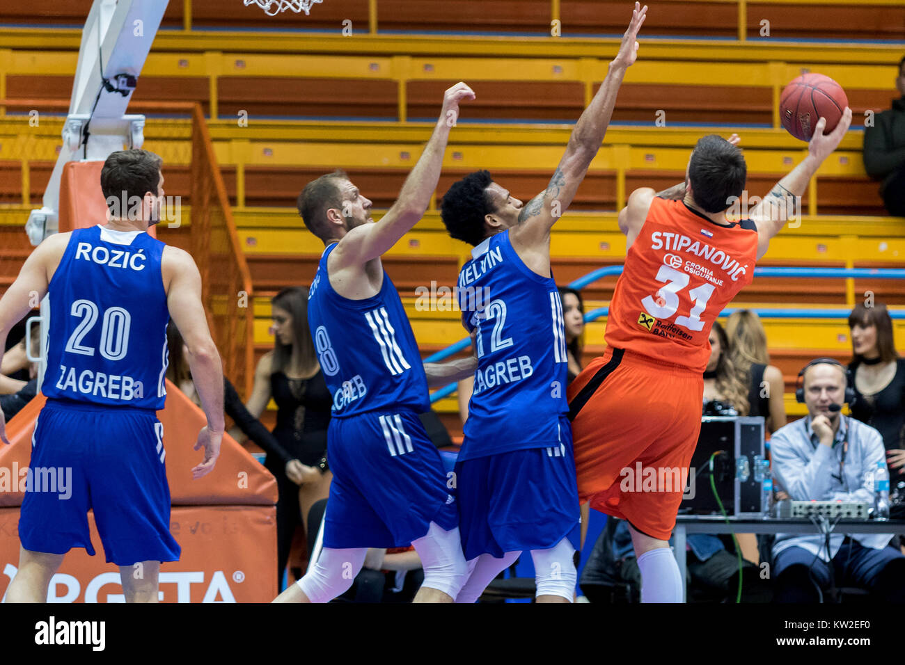 ZAGREB, KROATIEN - 15. Dezember 2017: HT Premijer Liga KK Cedevita vs KK Cibona Zagreb. Andrija Stipanovic (31) Stockfoto