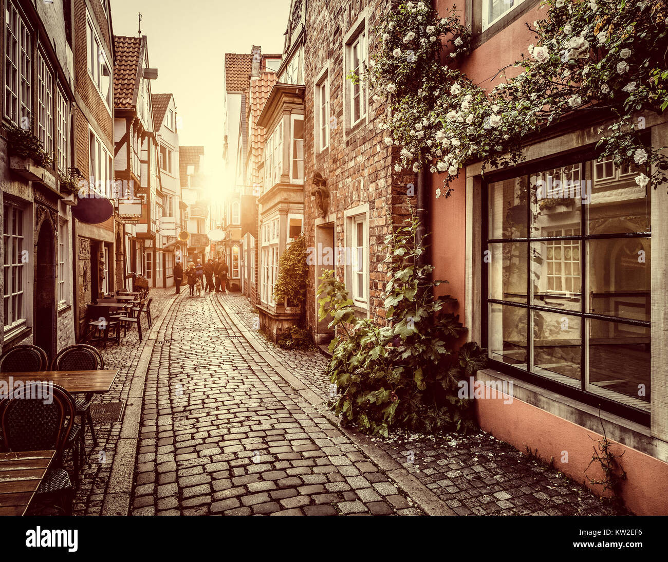 Schöne Aussicht auf Altstadt in Europa im goldenen Abendlicht bei Sonnenuntergang im Sommer mit pastellfarbenen getönten retro Vintage Instagram Stil Grunge-Filter und len Stockfoto