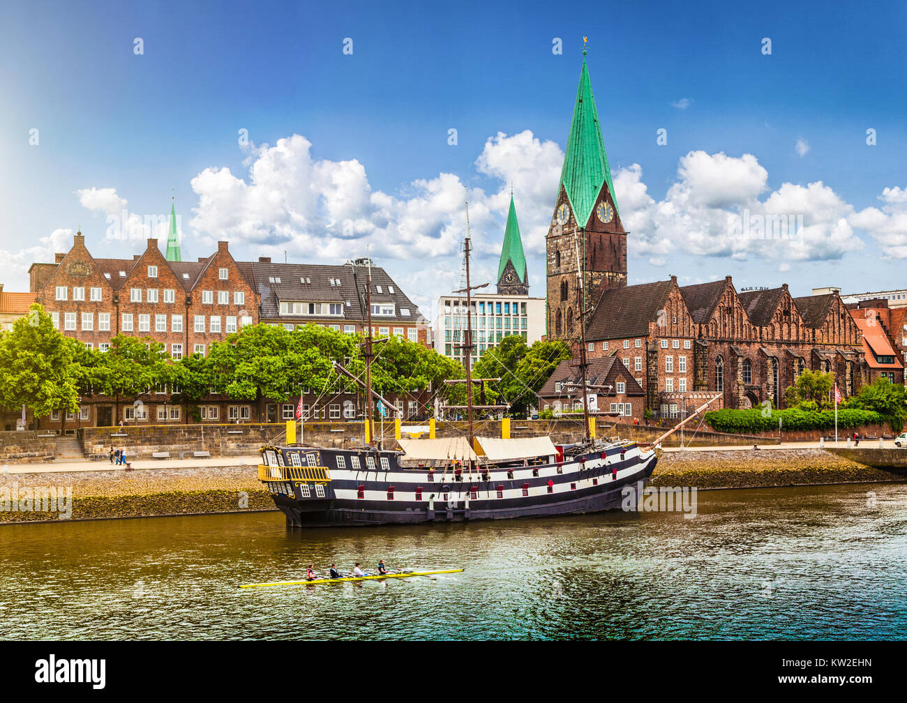 Historische Stadt Bremen mit alten Segelschiff an Weser, Deutschland Stockfoto