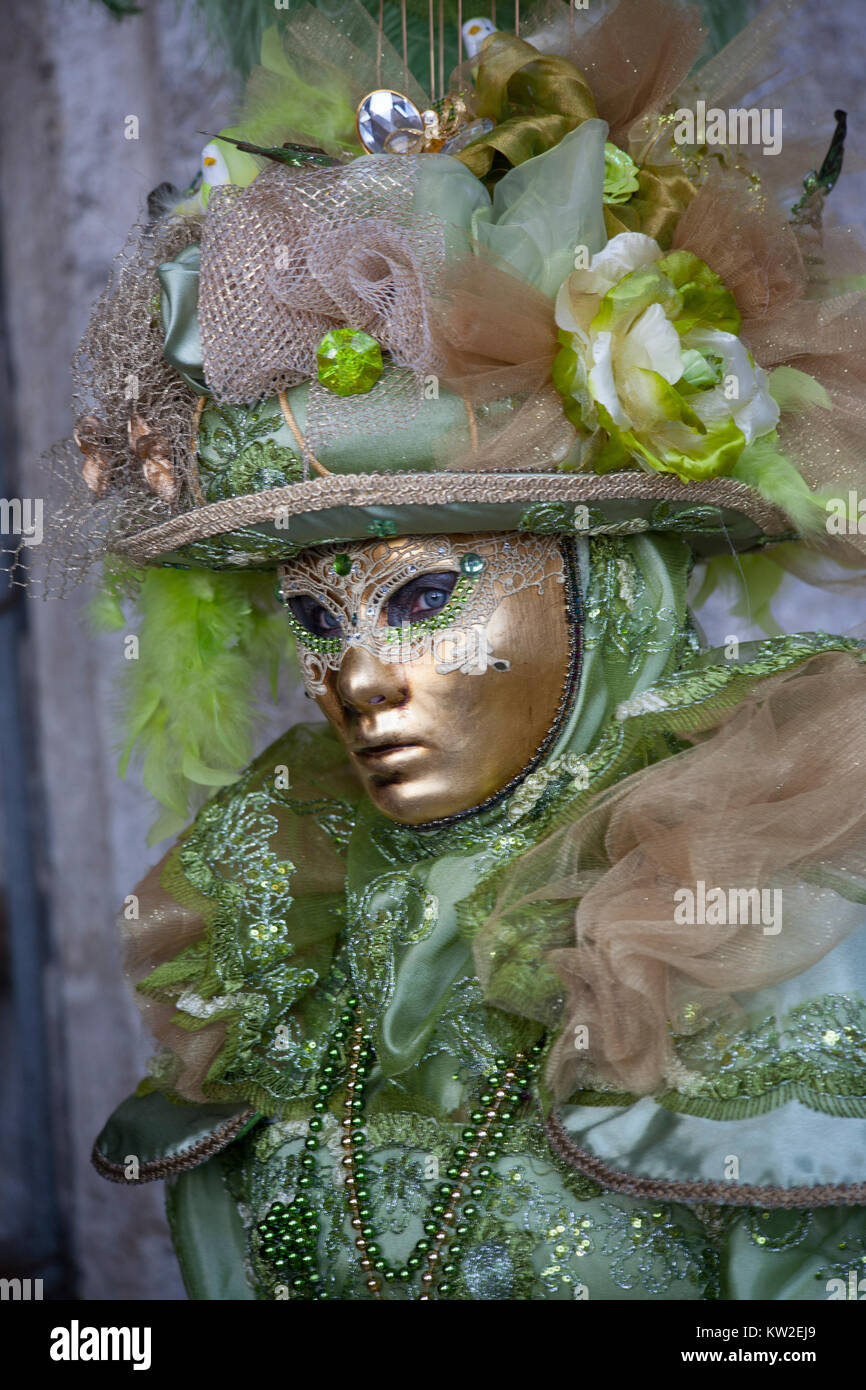Venedig Karneval Figur in bunten Kostüm und Maske Stockfoto