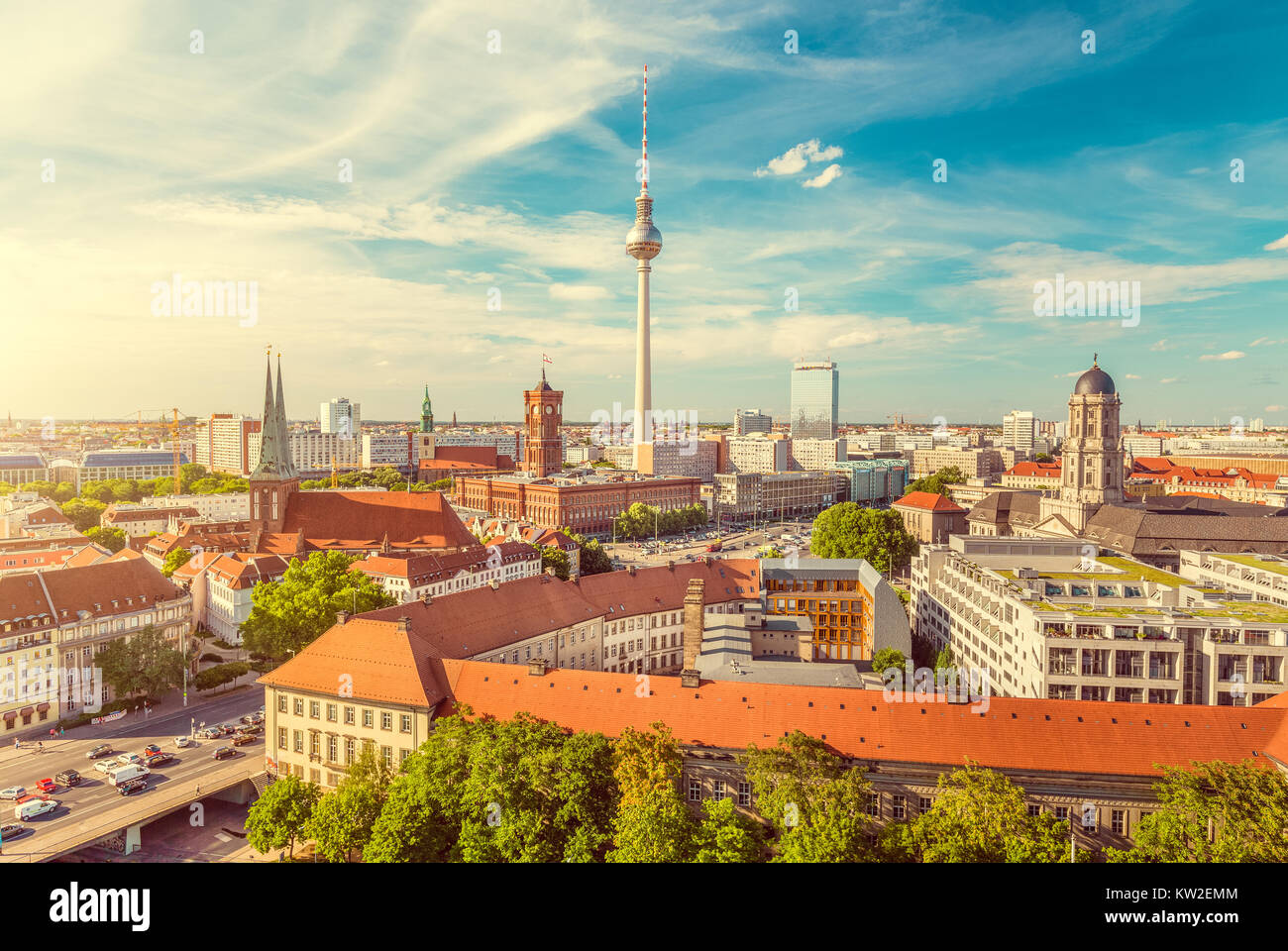 Luftaufnahme des Berliner Skyline mit berühmten Fernsehturm und Spree an einem schönen Tag mit blauem Himmel und Wolken mit Retro Vintage Filterwirkung Stockfoto