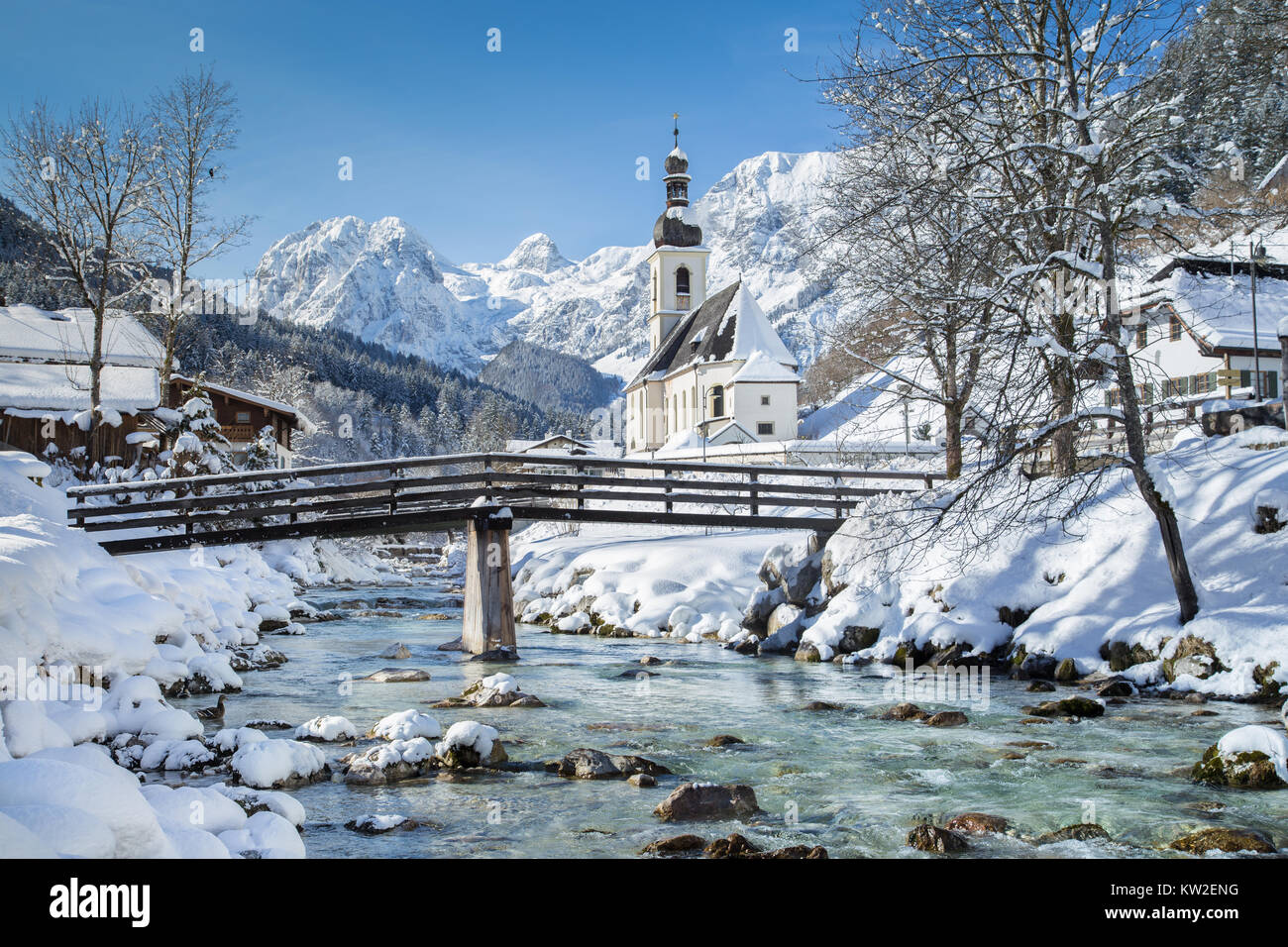 Panoramablick auf die malerische Winterlandschaft in den Bayerischen Alpen mit berühmten Pfarrkirche St. Sebastian in der Gemeinde Ramsau, Nationalpark Berch Stockfoto