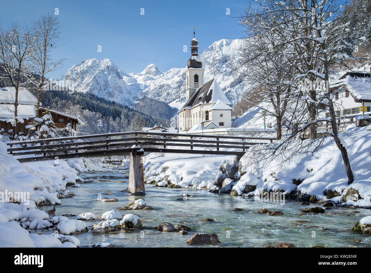 Panoramablick auf die malerische Winterlandschaft in den Bayerischen Alpen mit berühmten Pfarrkirche St. Sebastian in der Gemeinde Ramsau, Nationalpark Berch Stockfoto