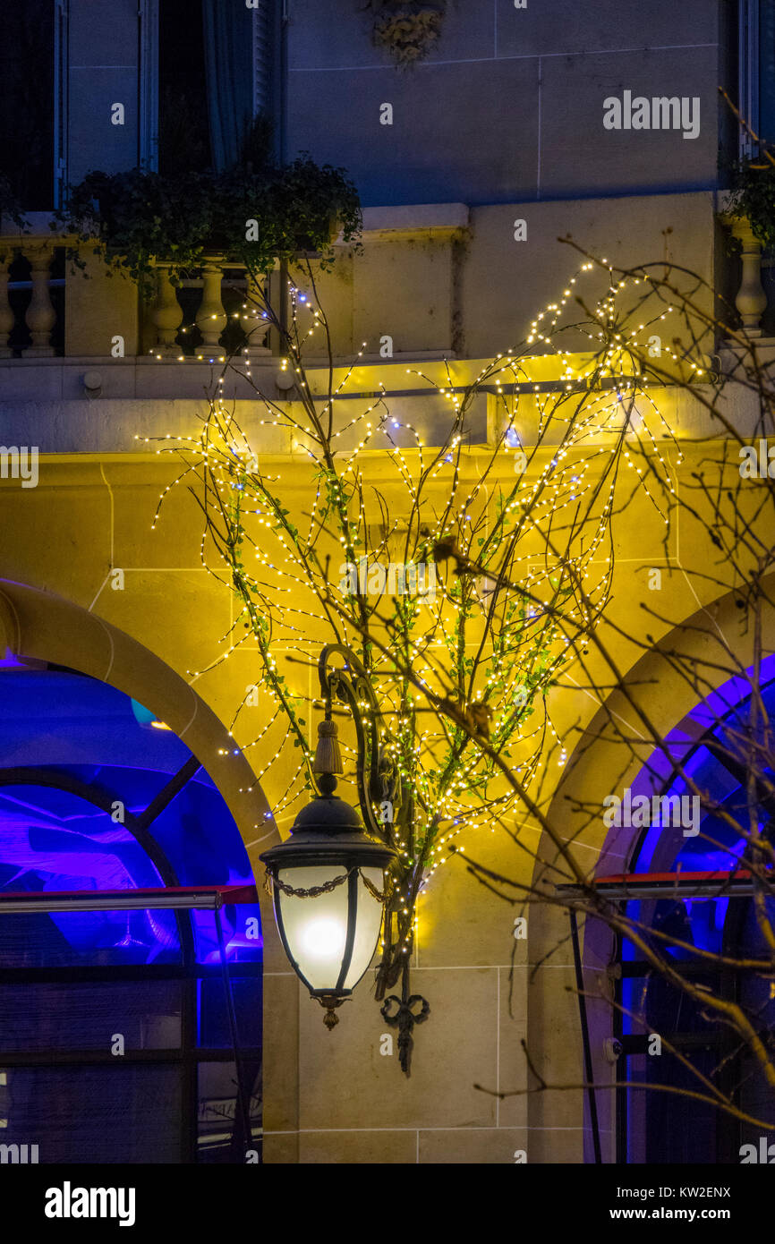 Außen an der Plaza Athenee Hotel in Paris zu Weihnachten Stockfoto