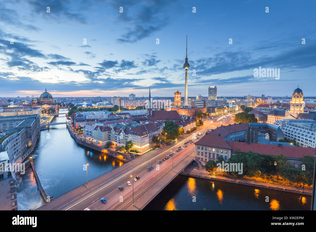 Klassische Luftaufnahme des Berliner Skyline mit berühmten Fernsehturm und Spree in schönen Post Sonnenuntergang Dämmerung während der Blauen Stunde in der Dämmerung mit dramatischen cl Stockfoto