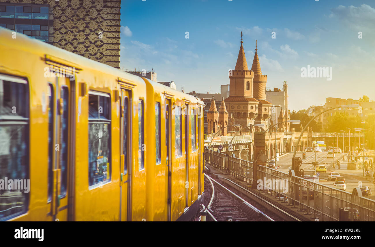 Berliner U-Bahn mit berühmten oberbaum Bridge im Hintergrund in wunderschönen goldenen Abendlicht Sonnenuntergang in Friedrichshain-Kreuzberg, Berlin, Deutschland Stockfoto