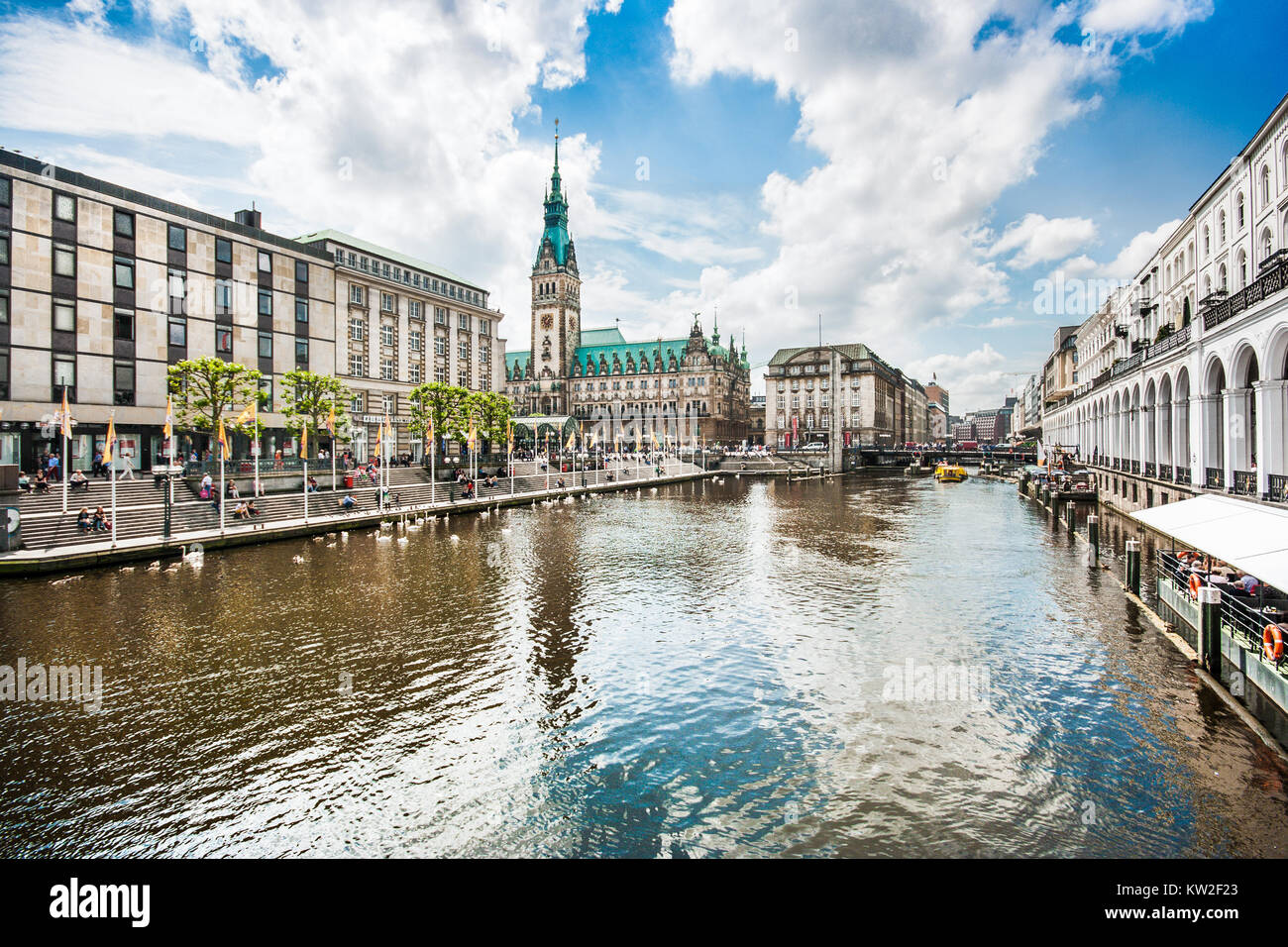 Schöne Aussicht auf die Hamburger Innenstadt mit Rathaus und Alster Fluss, Deutschland Stockfoto
