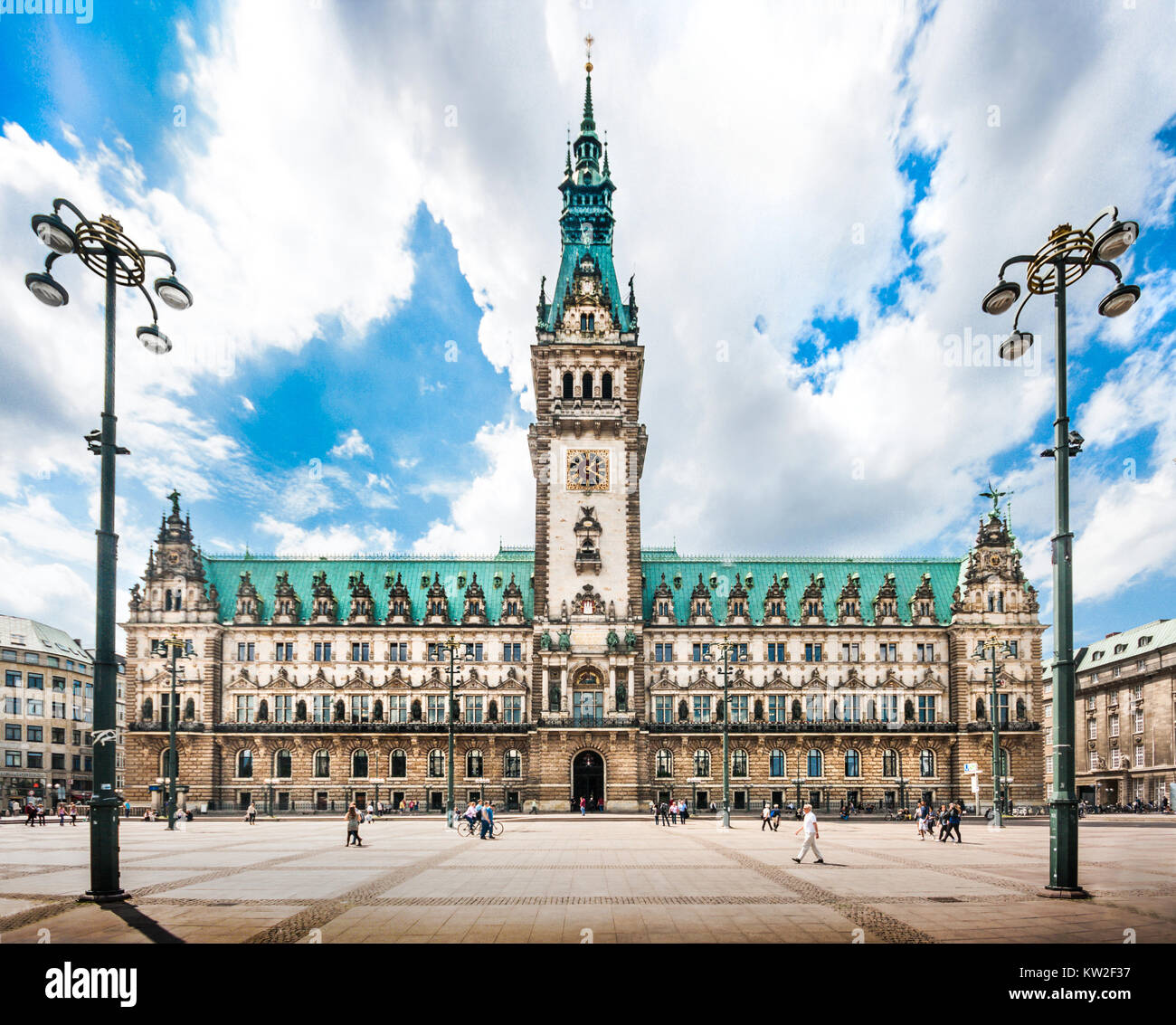 Schönen Blick auf die berühmte Hamburger Rathaus mit dramatische Wolken und blauer Himmel am Marktplatz in der Nähe von Lake Binnenalster in Altstadt Viertel, Hamburg, Ger Stockfoto