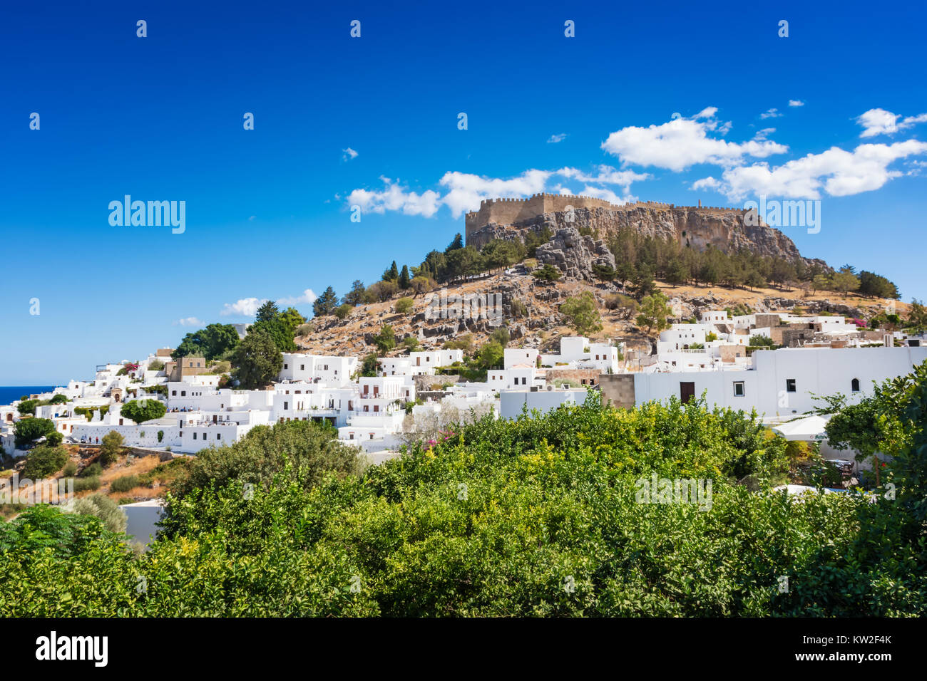 Anzeigen von Zitronenbäumen und Akropolis von Lindos (Rhodos, Griechenland) Stockfoto