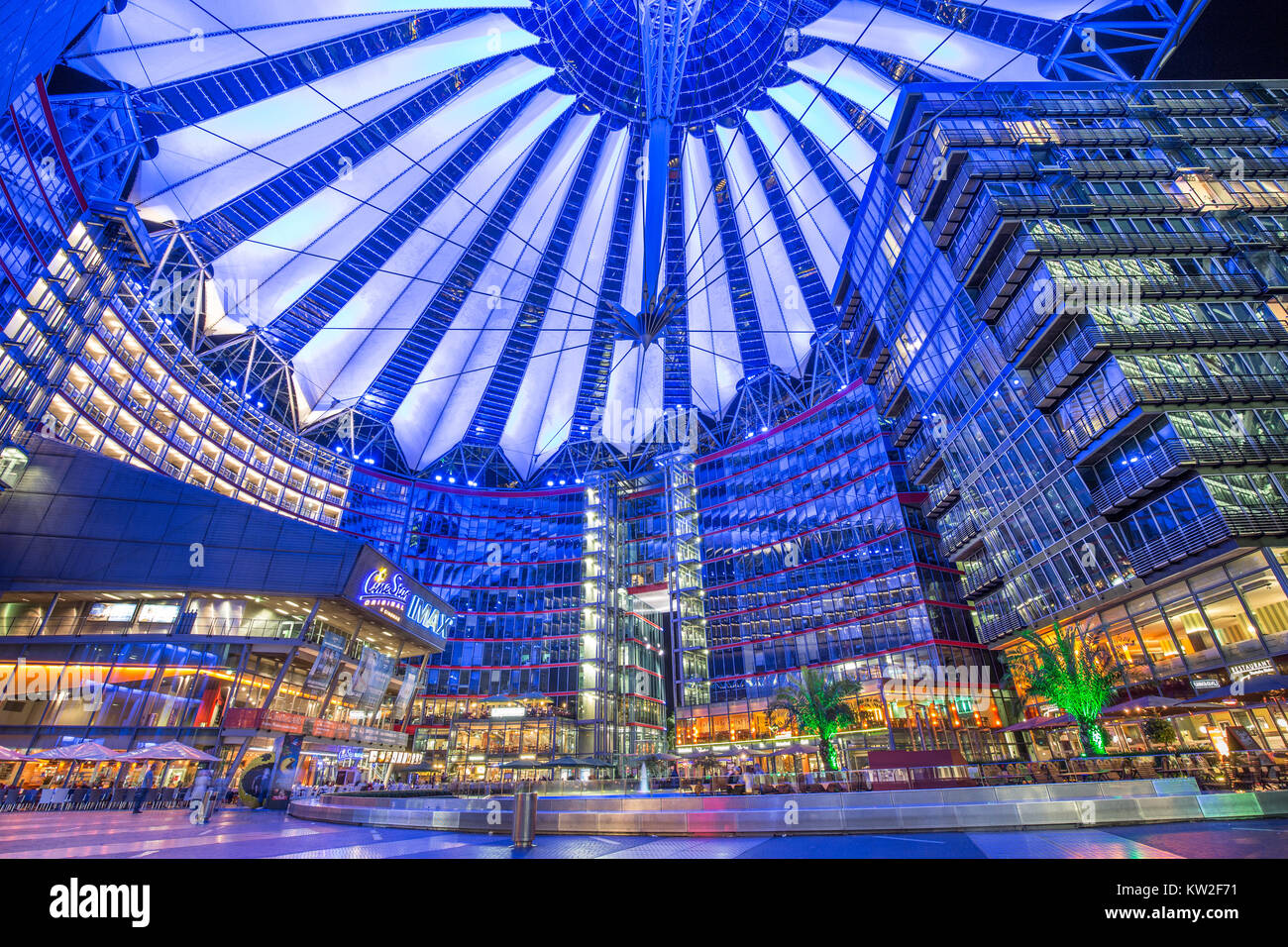 Famous Sony Center am Potsdamer Platz in Berlin, Deutschland in der Nacht beleuchtet Stockfoto