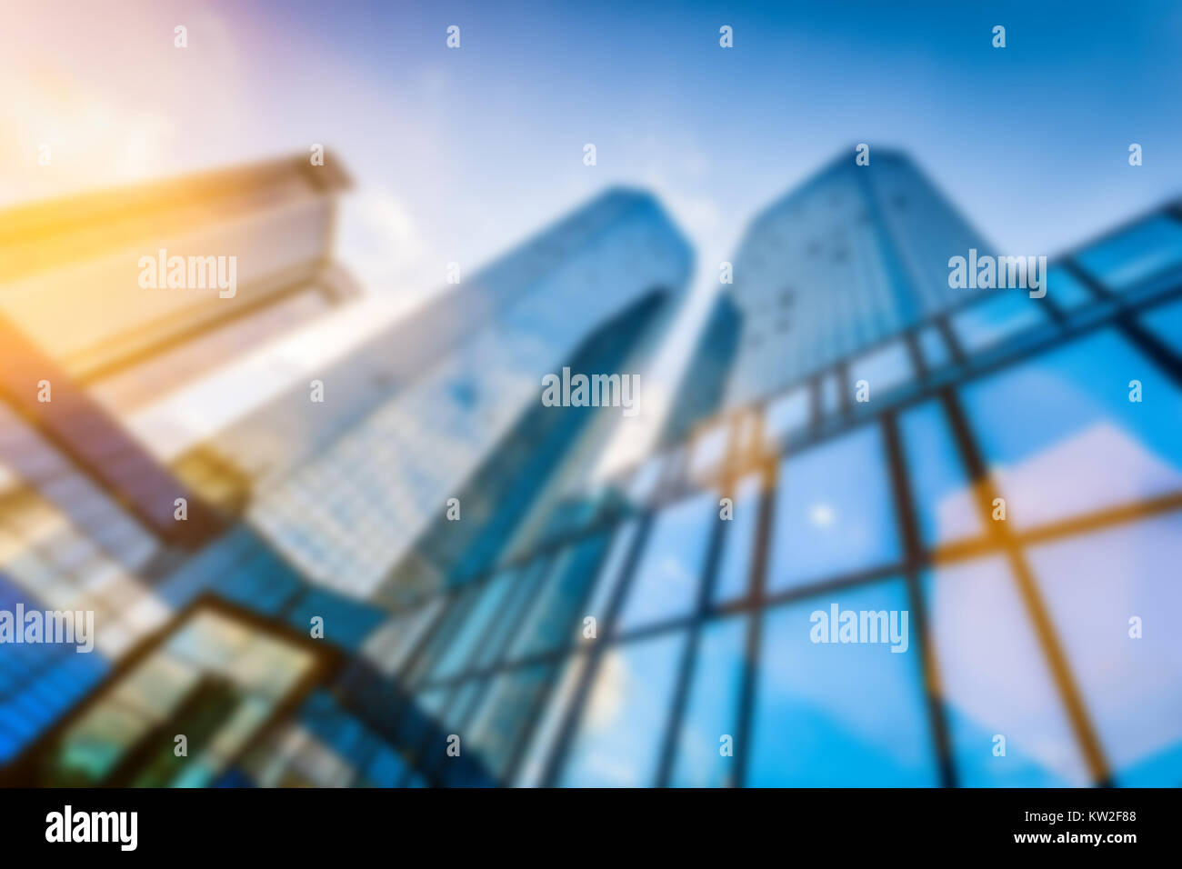 Abstract background Blur bokeh Bild der modernen Wolkenkratzer im neuen Geschäftsviertel im schönen Abendlicht bei Sonnenuntergang mit Lens flare Filterwirkung Stockfoto