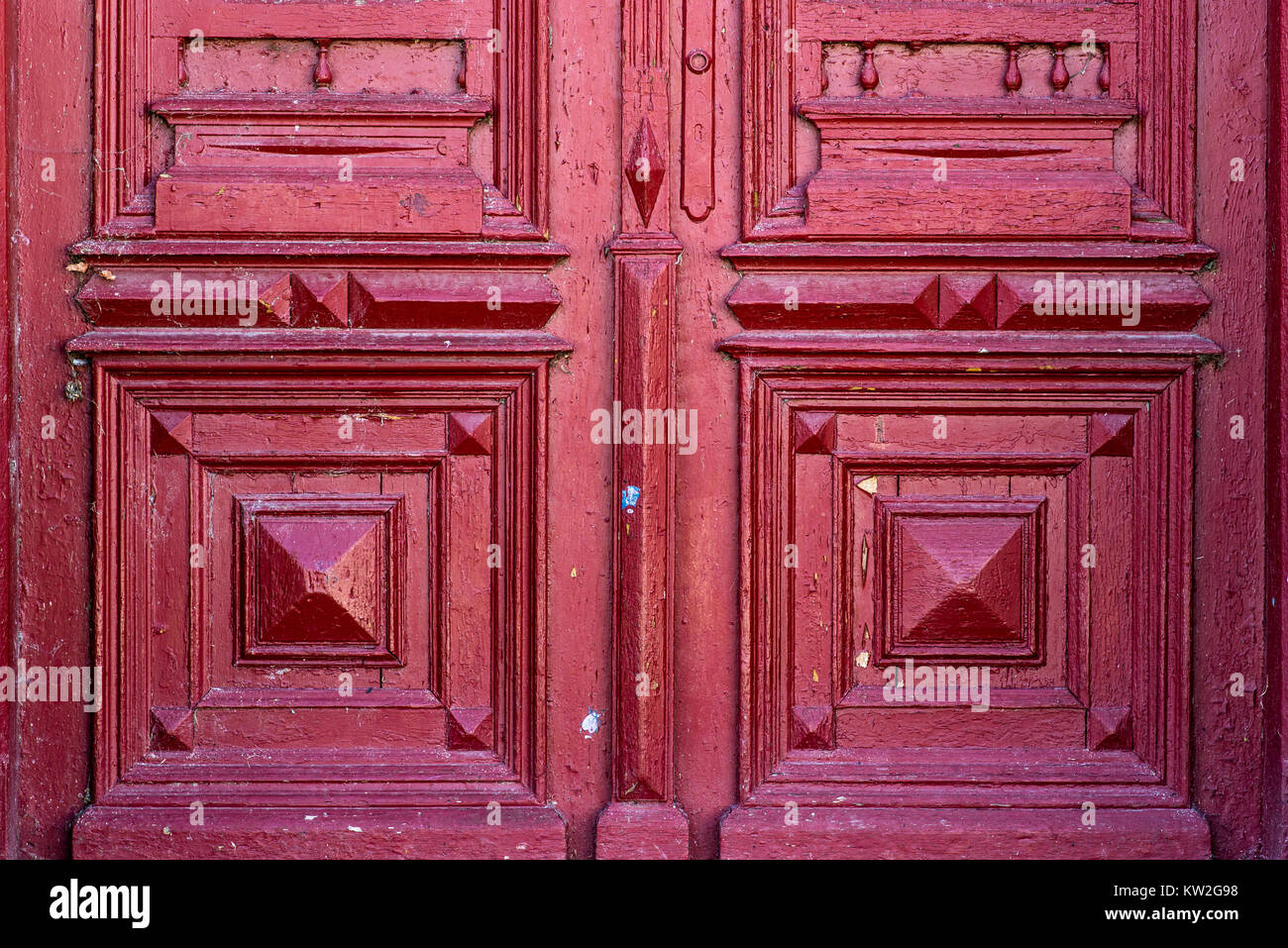 Rustikale roten Holztür auf altes Haus Stockfoto