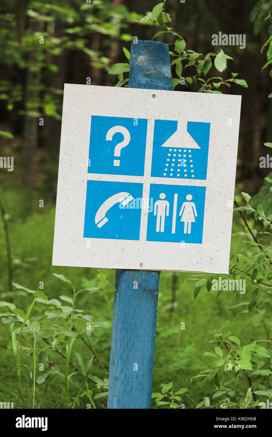 Ein Hinweisschild auf einem Campingplatz Waschräume und Duschen. Stockfoto