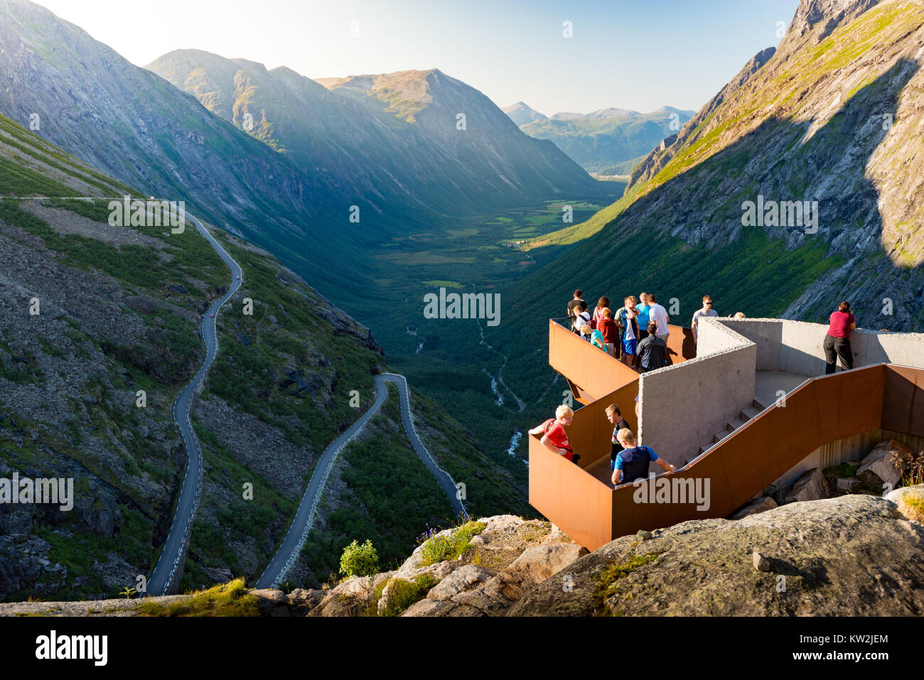 Gemeinde Molde, Norwegen - 25 Juli, 2013: Menschen auf die Aussichtsplattform über Trollstigen Mountain Road. Serpentinenstraße mit Autos und Berge zurück Stockfoto